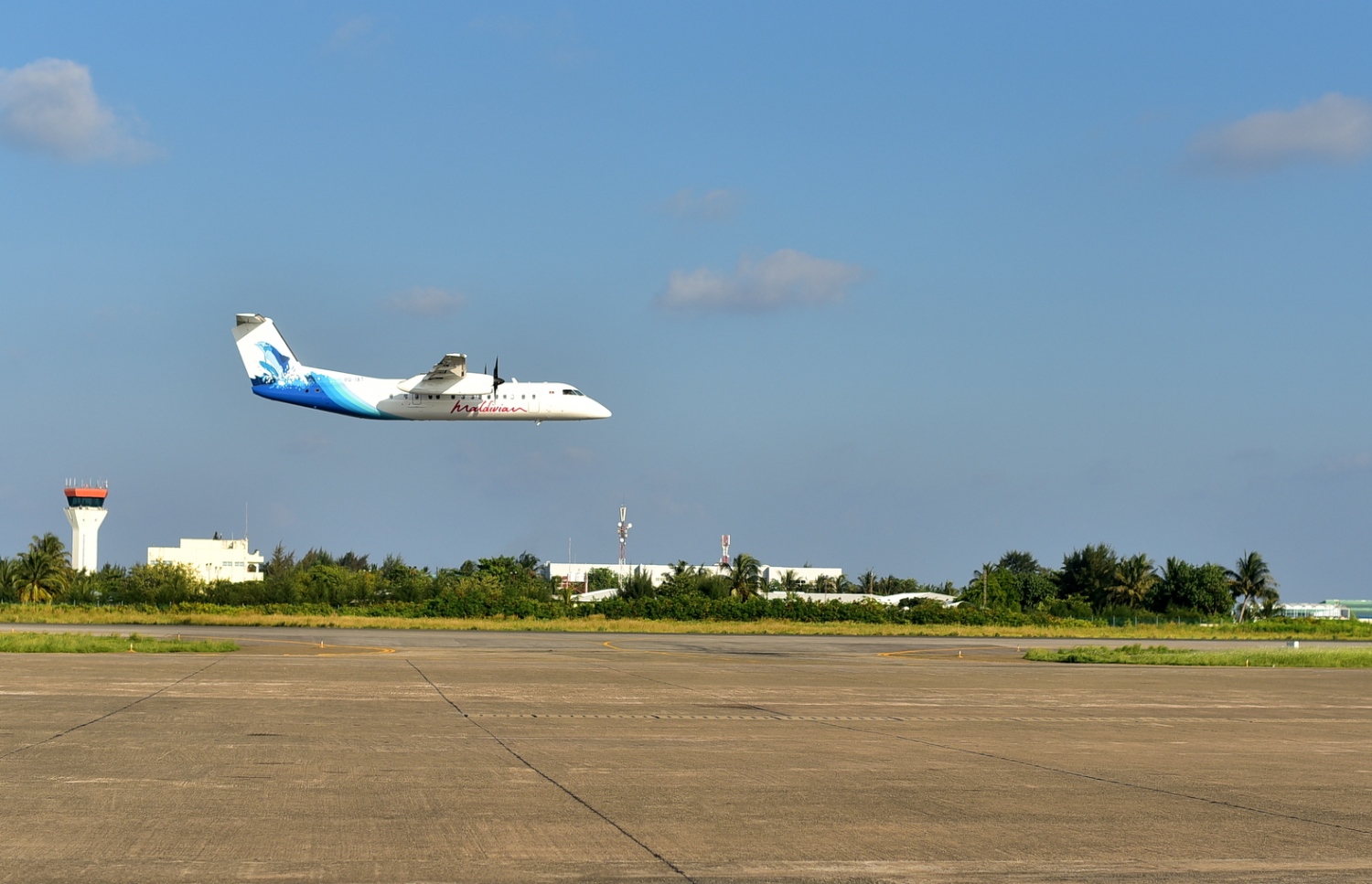 އިބްރާހިމް ނާސިރު އިންޓަނޭޝަނަލް އެއާޕޯޓް: ޑިސެމްބަރު 17، 2016- މޯލްޑިވިއަން އަށް އަލަށް ގެނައި ޑޭޝް 8 މަރުކާގެ މަތިންދާބޯޓު އެއާޕޯޓަށް ޖައްސަނީ.---ފޮޓޯ: ހުސެއިން ޝަޔާހް/މިހާރު