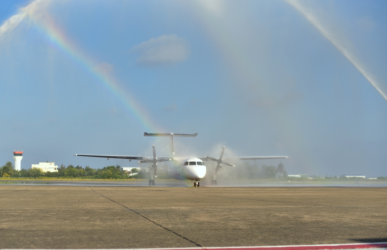 އިބްރާހިމް ނާސިރު އިންޓަނޭޝަނަލް އެއާޕޯޓް: ޑިސެމްބަރު 17، 2016- މޯލްޑިވިއަން އަށް އަލަށް ގެނައި ޑޭޝް 8 މަރުކާގެ މަތިންދާބޯޓު އެއާޕޯޓަށް ޖެއްސުމާއެކު ވޯޓާ ސެލިއުޓެއް ދެނީ.---ފޮޓޯ: ހުސެއިން ޝަޔާހް/މިހާރު