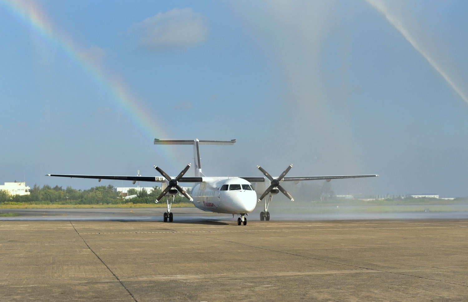 އިބްރާހިމް ނާސިރު އިންޓަނޭޝަނަލް އެއާޕޯޓް: ޑިސެމްބަރު 17، 2016- މޯލްޑިވިއަން އަށް އަލަށް ގެނައި ޑޭޝް 8 މަރުކާގެ މަތިންދާބޯޓު އެއާޕޯޓަށް ޖެއްސުމާއެކު ވޯޓާ ސެލިއުޓެއް ދެނީ.---ފޮޓޯ: ހުސެއިން ޝަޔާހް/މިހާރު