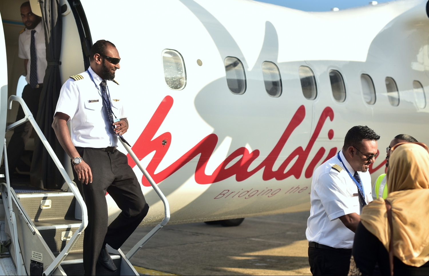 އިބްރާހިމް ނާސިރު އިންޓަނޭޝަނަލް އެއާޕޯޓް: ޑިސެމްބަރު 17، 2016- ޑޭޝް 8 މަރުކާގެ އާ ބޯޓު ނިއު ޒީލެންޑުން މާލެ ގެނައުމަށްޓަކައި ދުއްވި ޕައިލެންޓުންނަށް މަރުހަބާ ކިޔަނީ.---ފޮޓޯ: ހުސެއިން ޝަޔާހް/މިހާރު