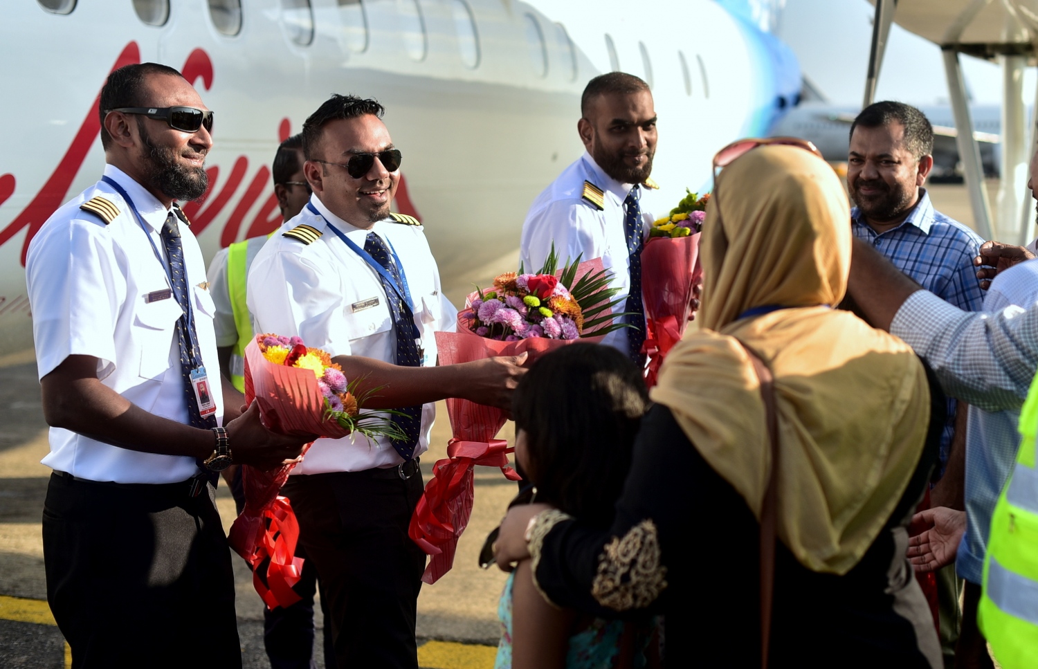 އިބްރާހިމް ނާސިރު އިންޓަނޭޝަނަލް އެއާޕޯޓް: ޑިސެމްބަރު 17، 2016- ޑޭޝް 8 މަރުކާގެ އާ ބޯޓު ނިއު ޒީލެންޑުން މާލެ ގެނައުމަށްޓަކައި ދުއްވި ޕައިލެންޓުންނަށް މަރުހަބާ ކިޔަނީ.---ފޮޓޯ: ހުސެއިން ޝަޔާހް/މިހާރު