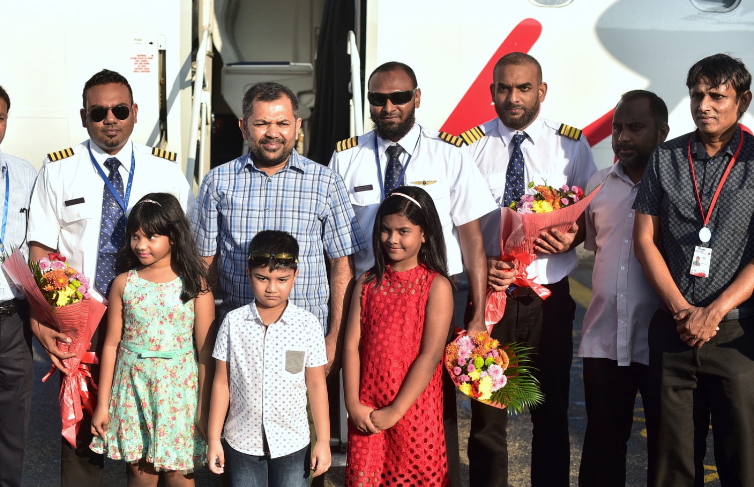 އިބްރާހިމް ނާސިރު އިންޓަނޭޝަނަލް އެއާޕޯޓް: ޑިސެމްބަރު 17، 2016- ޑޭޝް 8 މަރުކާގެ އާ ބޯޓު ނިއު ޒީލެންޑުން މާލެ ގެނައުމަށްޓަކައި ދުއްވި ޕައިލެންޓުންނާއެކު، ޓޫރިޒަމް މިނިސްޓަރު މޫސާ ޒަމީރާއި އިސްލާމިކް މިނިސްޓަރު ޑރ. ޒިޔާދު އަދި އައިލެންޑް އޭވިއޭޝަންގެ މެނޭޖިން ޑިރެކްޓަރު ހާރިސް ފޮޓޯއެއް ނަންގަވަނީ.---ފޮޓޯ: ހުސެއިން ޝަޔާހް/މިހާރު