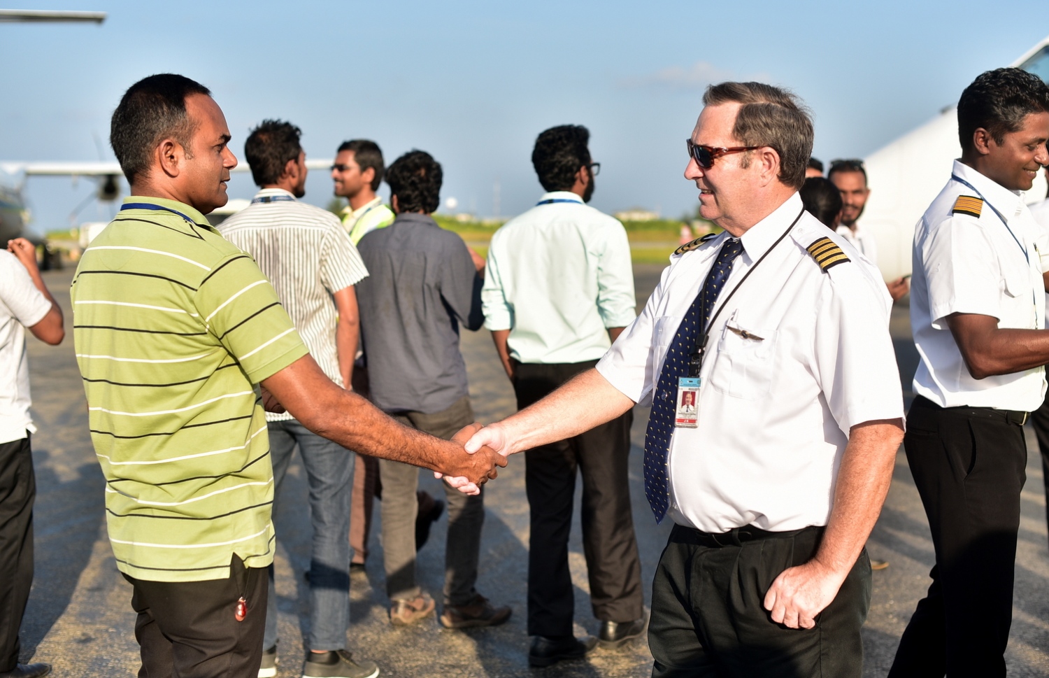 އިބްރާހިމް ނާސިރު އިންޓަނޭޝަނަލް އެއާޕޯޓް: ޑިސެމްބަރު 17، 2016- މޯލްޑިވިއަން އަށް ގެނައި ޑޭޝް 8 މަރުކާގެ އިތުރު މަތިންދާބޯޓެއް ގެނައުން ފާހަގަކުރުމަށް ބޭއްވި ހަފުލާގައި މޯލްޑިވިއަންގެ ޕައިލެޓަކު އެތަނުގެ މުވައްޒަފަކާ ސަލާމް ކުރަނީ.---ފޮޓޯ: ހުސެއިން ޝަޔާހް/މިހާރު