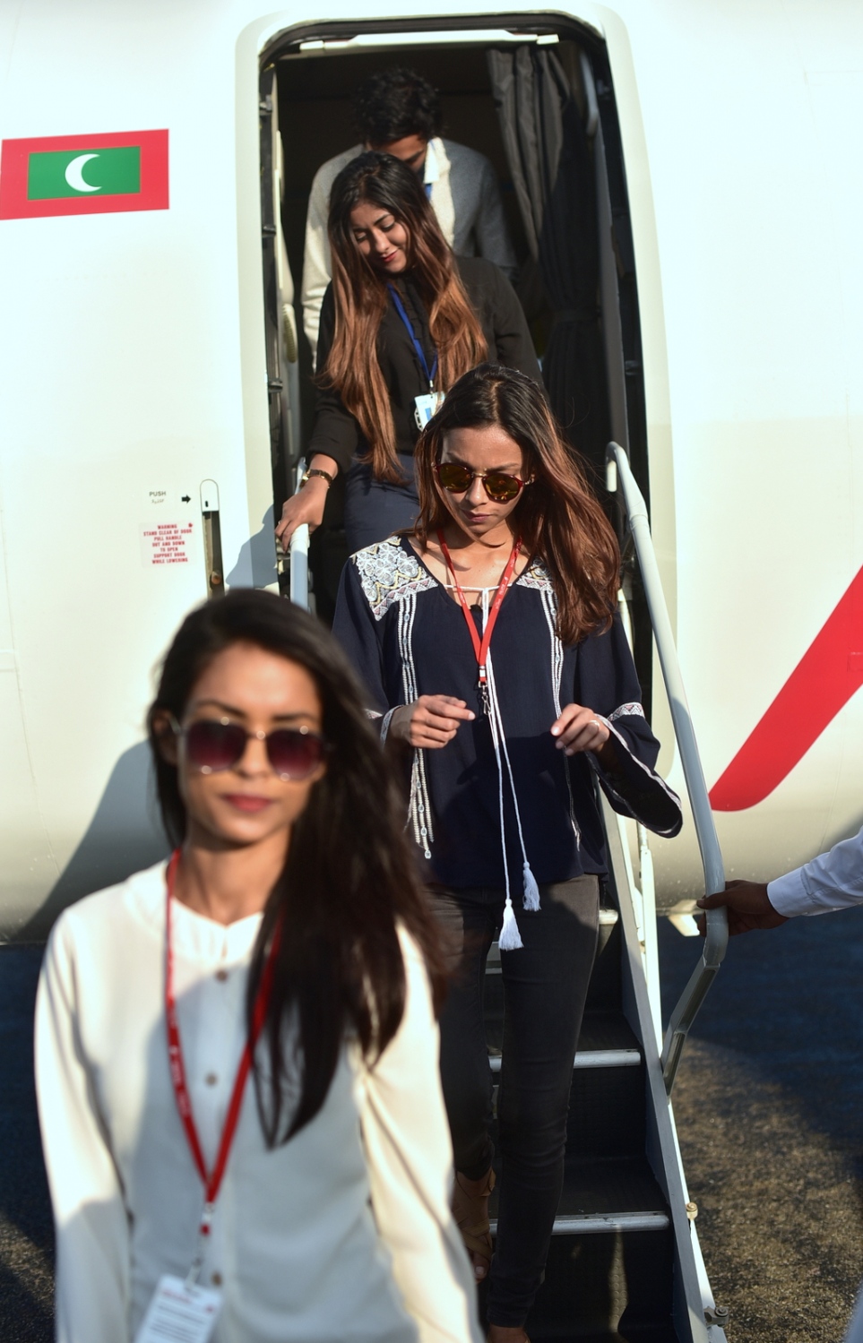 އިބްރާހިމް ނާސިރު އިންޓަނޭޝަނަލް އެއާޕޯޓް: ޑިސެމްބަރު 17، 2016- މޯލްޑިވިއަން އަށް ގެނައި ޑޭޝް 8 މަރުކާގެ އާ މަތިންދާބޯޓަށް އެރުމަށް ފަހު އެތަނުގެ މުވައްޒަފުންތަކެއް ފައިބަނީ.---ފޮޓޯ: ހުސެއިން ޝަޔާހް/މިހާރު