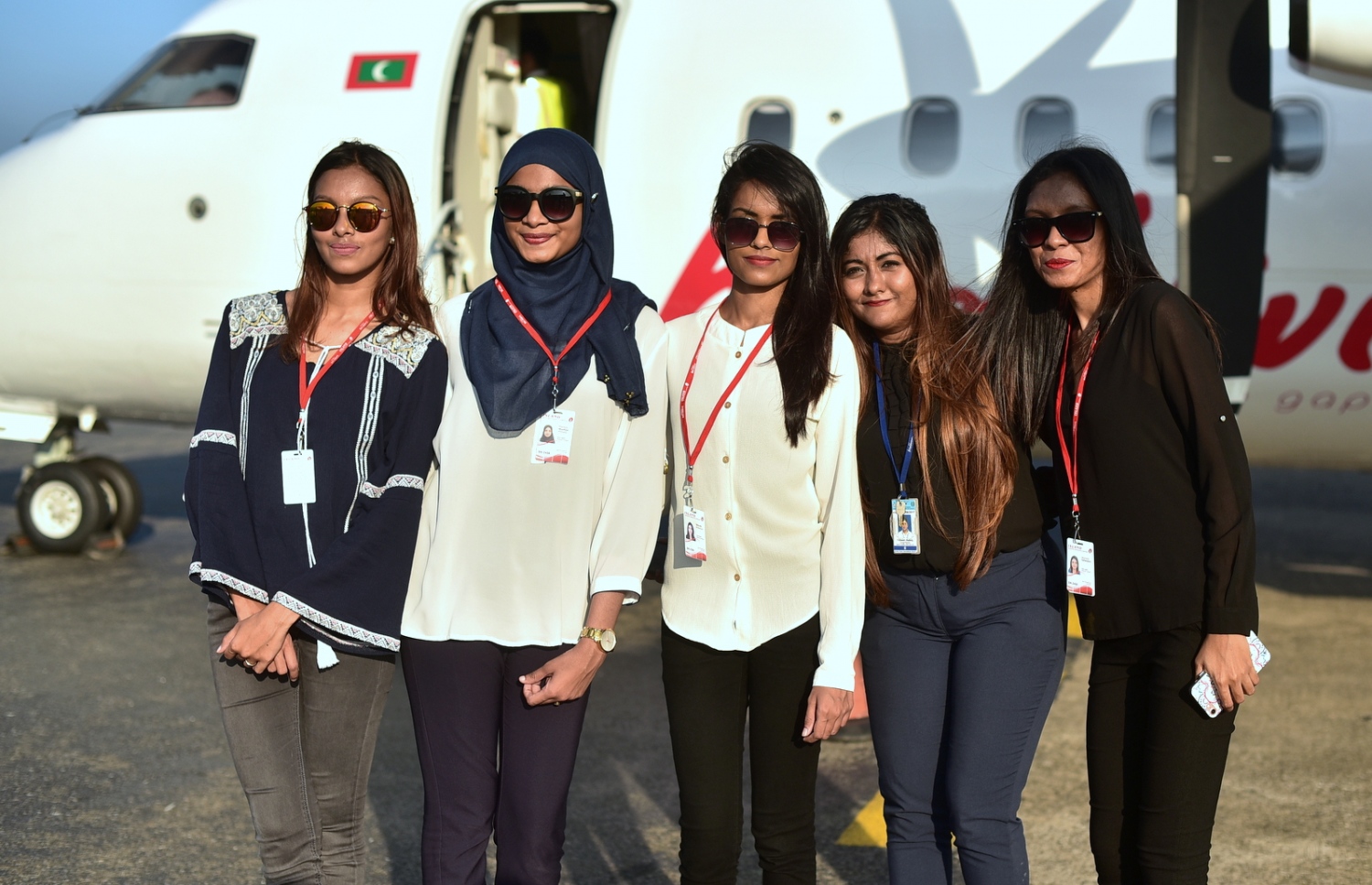 އިބްރާހިމް ނާސިރު އިންޓަނޭޝަނަލް އެއާޕޯޓް: ޑިސެމްބަރު 17، 2016- މޯލްޑިވިއަން އަށް ގެނައި ޑޭޝް 8 މަރުކާގެ އިތުރު މަތިންދާބޯޓުގެ ކައިރީގައި އައިލެންޑް އޭވިއޭޝަންގެ މުވައްޒަފުންތަކެއް ފޮޓޯއަކަށް ހުއްޓިގެން.---ފޮޓޯ: ހުސެއިން ޝަޔާހް