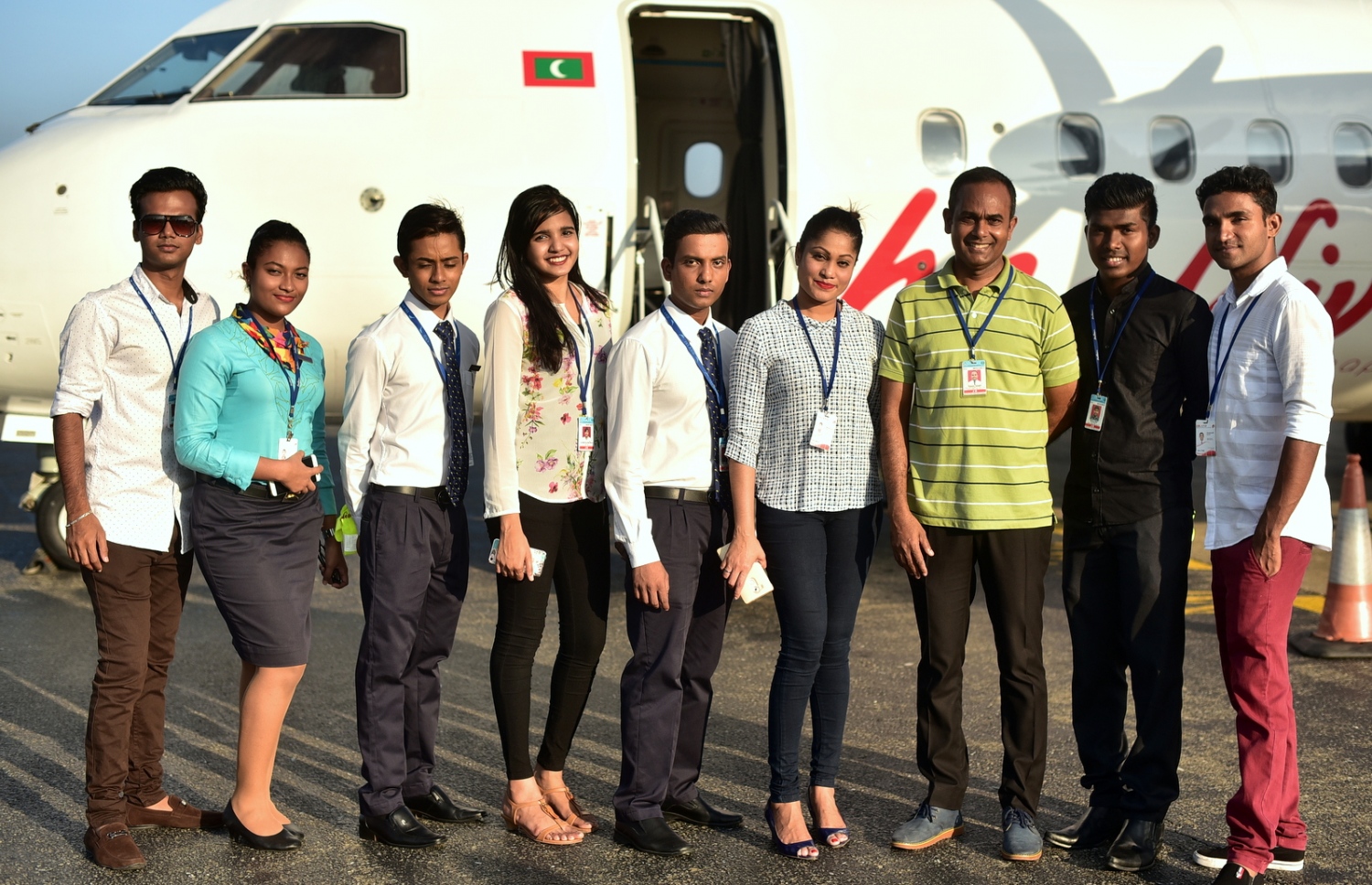 އިބްރާހިމް ނާސިރު އިންޓަނޭޝަނަލް އެއާޕޯޓް: ޑިސެމްބަރު 17، 2016- މޯލްޑިވިއަން އަށް ގެނައި ޑޭޝް 8 މަރުކާގެ އިތުރު މަތިންދާބޯޓުގެ ކައިރީގައި އައިލެންޑް އޭވިއޭޝަންގެ މުވައްޒަފުންތަކެއް ފޮޓޯއަކަށް ހުއްޓިގެން.---ފޮޓޯ: ހުސެއިން ޝަޔާހް