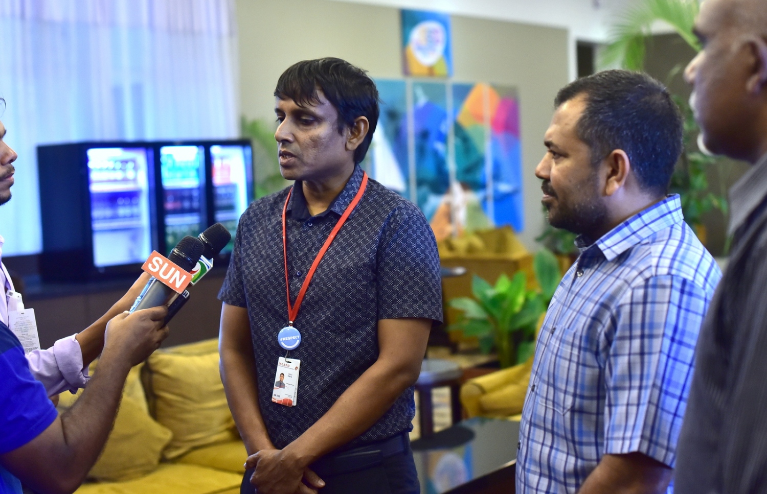 އައިލެންޑް އޭވިއޭޝަންގެ މެނޭޖިން ޑިރެކްޓަރު އަބްދުލް ހާރިސް (ވ)ގައި ޓޫރިޒަމް މިނިސްޓަރު މޫސާ ޒަމީރާއެކު. އާ އެއާޕޯޓުތަކާއެކު ގިނަ ރިސޯޓުތަކެއް އަންނަން ޖެހޭ.