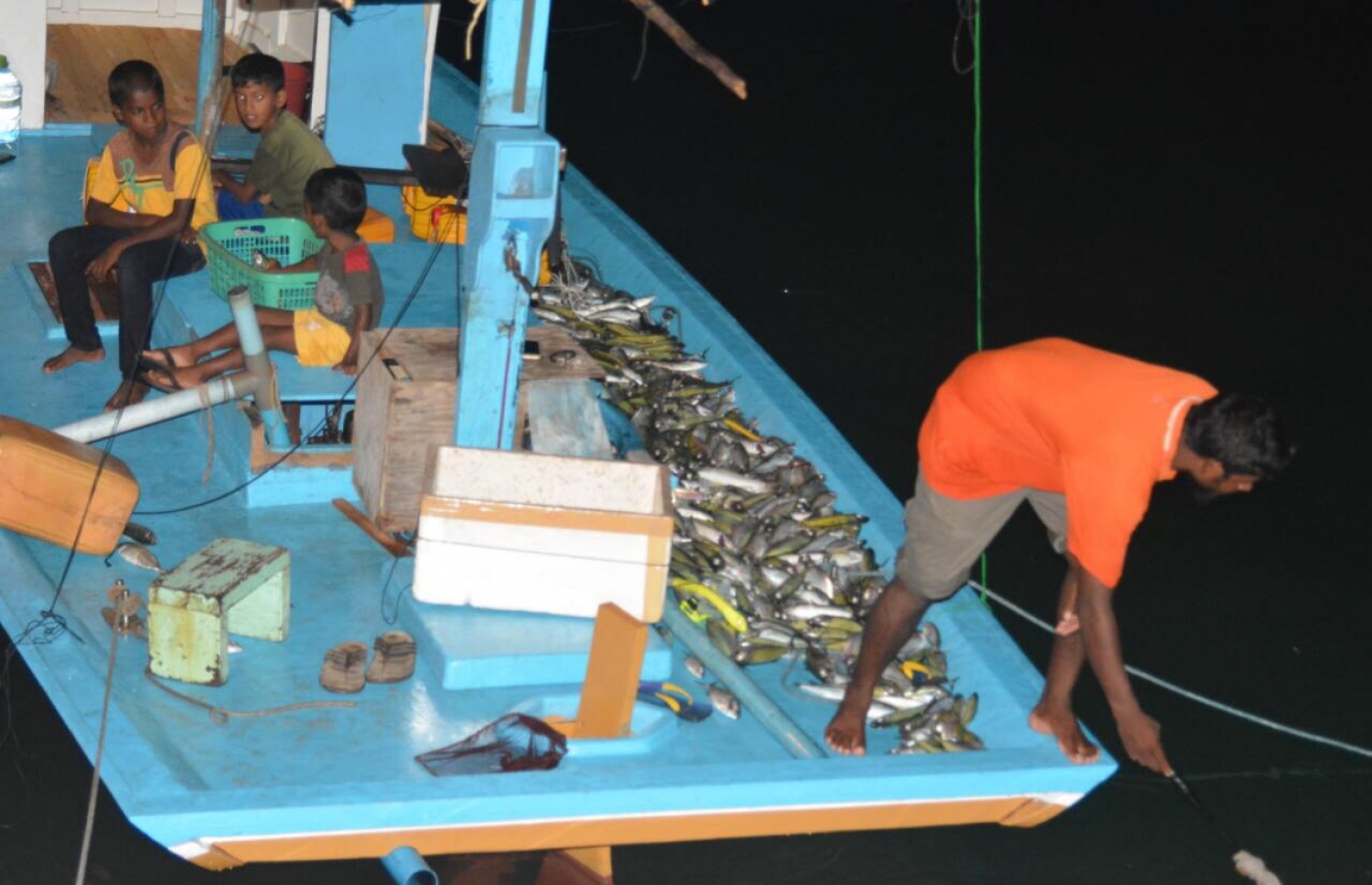 ވައިކަރަދޫ ފަޅުތެރޭގައި މަރުވެފައިވާ މަސްތައް އެ ރަށުގެ ދޯންޏަކަށް ބަޔަކު ރޭ ނަގަނީ.---ފޮޓޯ: އަހްމަދު ފާރިސް