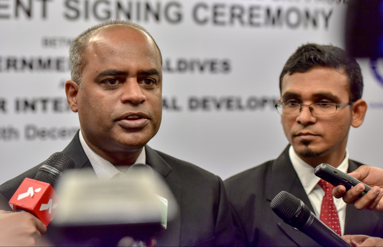 އެމްއޭސީއެލްގެ މެނޭޖިން ޑިރެކްޓަރު އާދިލް (ވ) މިއަދު ނޫސްވެރިންނާ ވާހަކަ ދައްކަވަނީ.-- ފޮޓޯ: ނިޝާން އަލީ/ މިހާރު