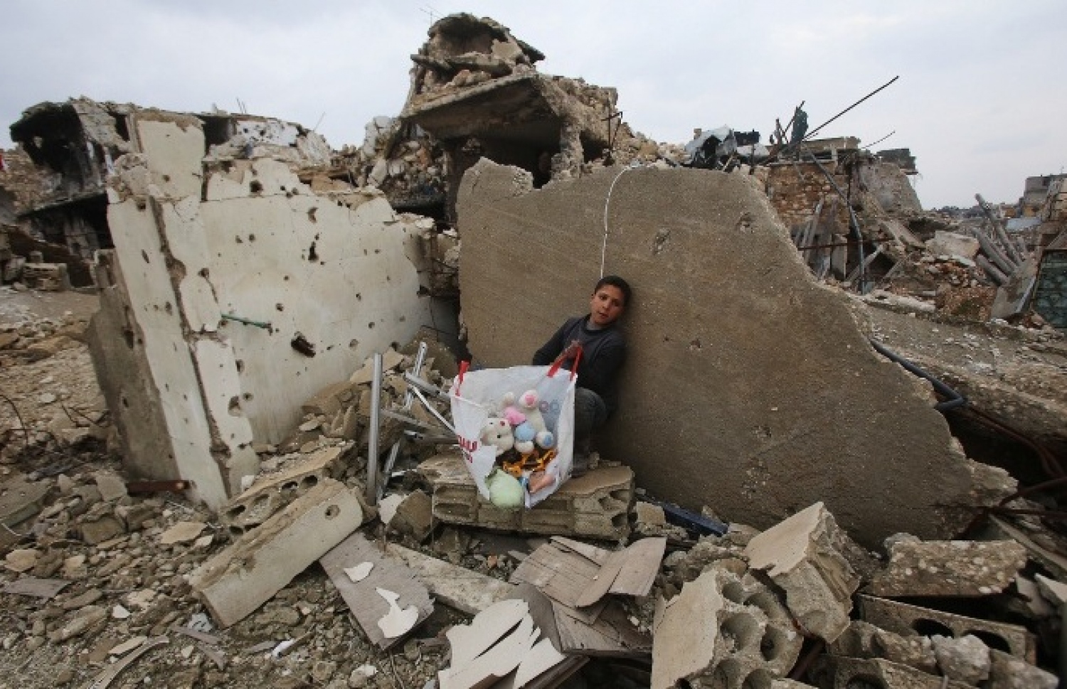 ހަލަބު ސިޓީން ވެއްޓިފައިވާ އިމާރާތެއްގެ ބައިތަކުގެ މަތީގައި ހާލުގައި ޖެހިފައިވާ ކުއްޖަކު އިށީނދެލައިގެން. --ފޮޓޯ:އޭއެފްޕީ