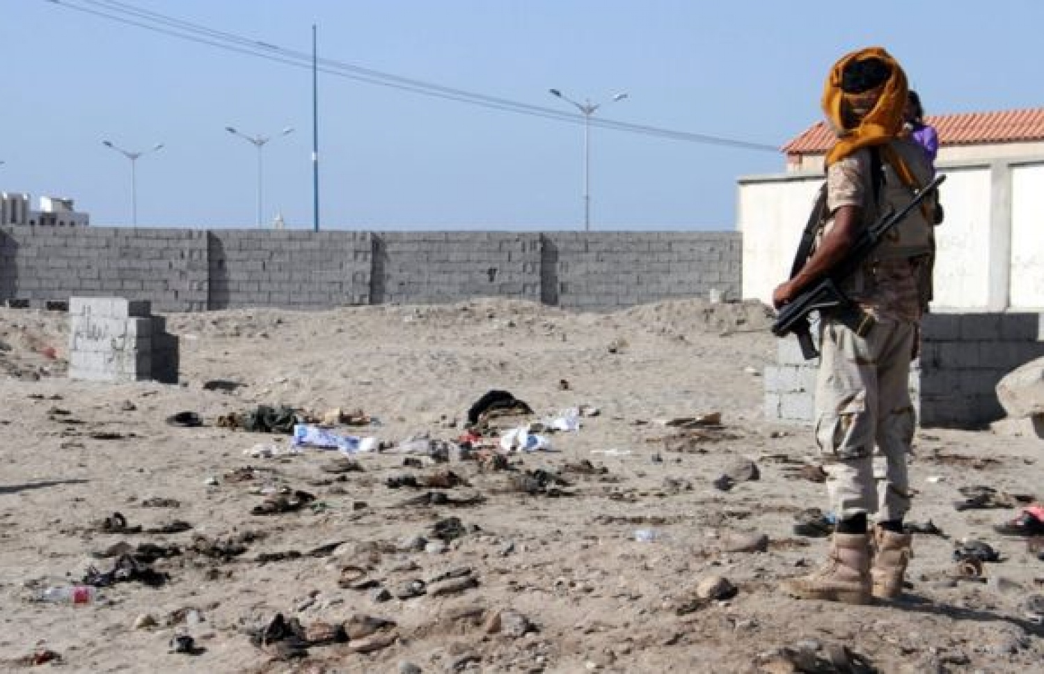 ޔަމަނުގެ އަދަނުގައި ދިން ޖާނުންފިދާވުމުގެ ބޮމުގެ ހަމަލާގައި 40 އަށް ވުރެ ގިނަ ސިފައިން މަރުވެފައިވޭ. --ފޮޓޯ:އޭއެފްޕީ