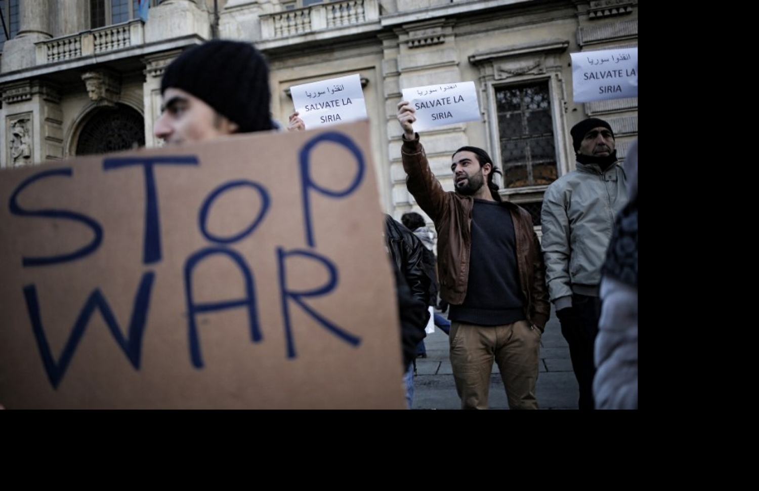 ސީރިއާގެ ހަލަބުގައި ދޭ އަނިޔާތަކާ ދެކޮޅަށް އިޓަލީގެ ޓިއުރިންގައި އަޑު އުފުލަނީ. --ފޮޓޯ:އޭއެފްޕީ