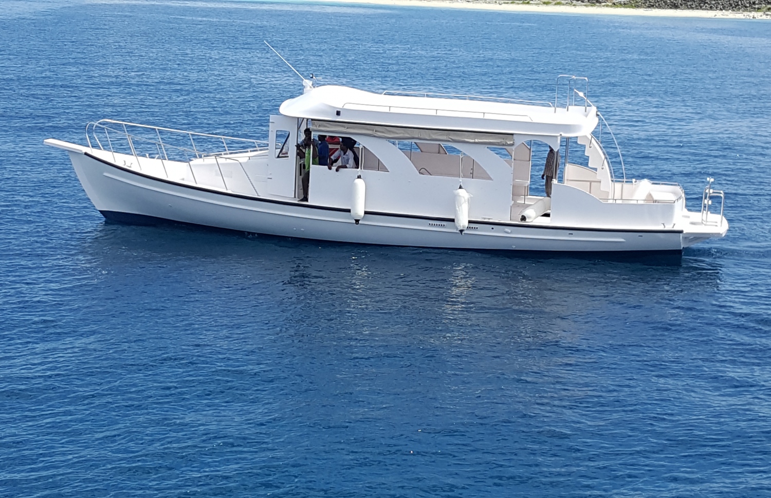 އަލް ޝާލީ މެރިންގެ ދޯނި ޑައިވިން އެކްސްކާޝަނެއްގައި ބޭނުންކުރަނީ: އެކްސްކާޝަންގެ އިތުރުން ޑައިވިން ރެކްރިއޭޝަނަށް ވެސް މި ދޯނި ބޭނުންކުރޭ.-- ފޮޓޯ: އަލް ޝާލީ މެރިން