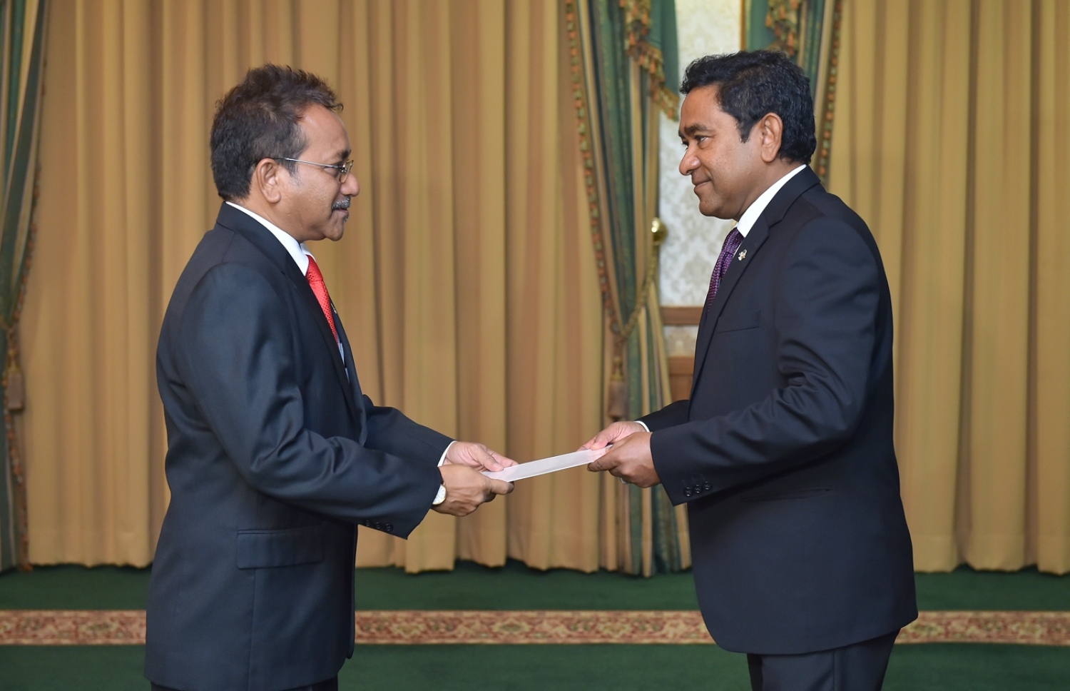 ރާއްޖެ އިން ސިންގަޕޫރަށް އައްޔަން ކުރެއްވި ނޮން-ރެސިޑެންޓް ސަފީރު ހަމްދޫން ހަމީދާ މަގާމުގެ ލިޔުން، ރައީސް ޔާމީން މިއަދު ހަވާލުކުރައްވަނީ.---ފޮޓޯ: ރައީސް އޮފީސް