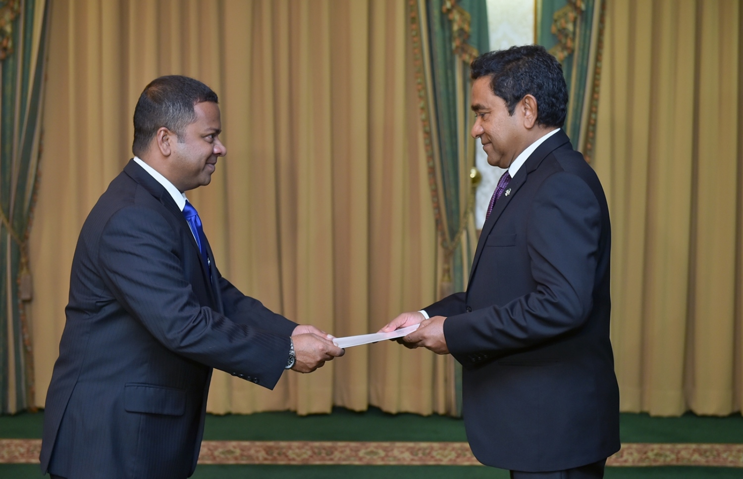 ރާއްޖެ އިން ޖަޕާނަށް އައްޔަން ކުރެއްވި ސަފީރު މުހައްމަދު ހުސެއިން ޝަރީފްއާ މަގާމުގެ ލިޔުން، ރައީސް ޔާމީން މިއަދު ހަވާލުކުރައްވަނީ.---ފޮޓޯ: ރައީސް އޮފީސް