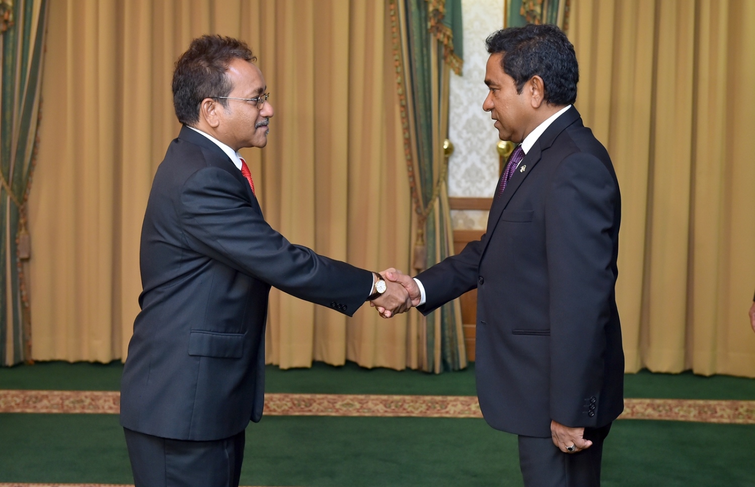 މާލެ: ޑިސެމްބަރު 19، 2016- ރާއްޖެ އިން ސިންގަޕޫރަށް އައްޔަން ކުރެއްވި ނޮން-ރެސިޑެންޓް ސަފީރު ހަމްދޫން ހަމީދު، ރައީސް ޔާމީންއާ ސަލާމް ކުރައްވަނީ.---ފޮޓޯ: ރައީސް އޮފީސް