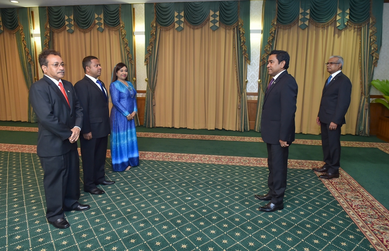 މާލެ: ޑިސެމްބަރު 19، 2016- ރާއްޖެ އިން ޖަޕާނަށް އައްޔަން ކުރެއްވި ސަފީރު މުހައްމަދު ހުސެއިން ޝަރީފް(މ)، ސިންގަޕޫރަށް އައްޔަން ކުރެއްވި ނޮން-ރެސިޑެންޓް ސަފީރު ހަމްދޫން ހަމީދު(ކ) އަދި ޖަރުމަނަށް އައްޔަން ކުރެއްވި ސަފީރު ޖަމީލާ އަލީ(ވ) އާ މަގާމުގެ ލިޔުން ހަވާލުކުރުމަށް ރައީސް އޮފީހުގައި ބޭއްވި ރަސްމިއްޔާތުގެ ތެރެއިން.---ފޮޓޯ: ރައީސް އޮފީސް