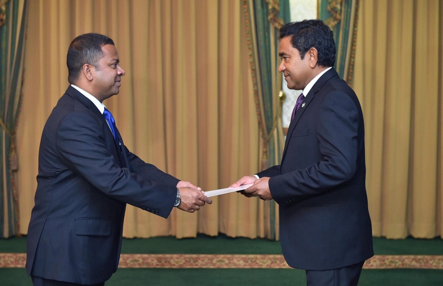 މާލެ: ޑިސެމްބަރު 19، 2016- ރާއްޖެ އިން ޖަޕާނަށް އައްޔަން ކުރެއްވި ސަފީރު މުހައްމަދު ހުސެއިން ޝަރީފް (މުންދު) އާ މަގާމުގެ ލިޔުން، ރައީސް ޔާމީން ހަވާލުކުރައްވަނީ.---ފޮޓޯ: ރައީސް އޮފީސް