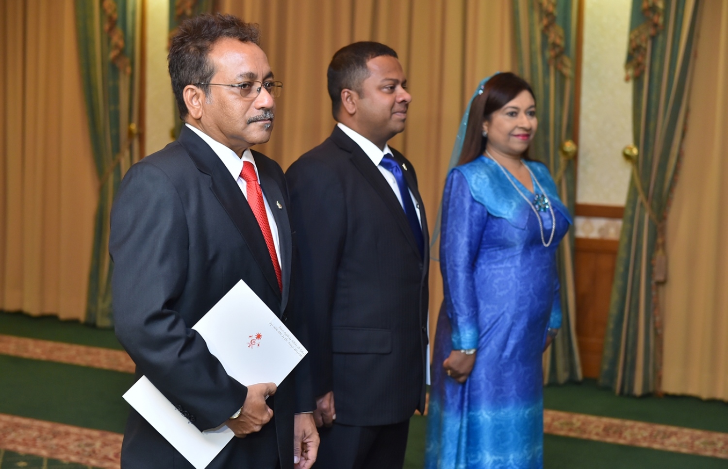 މާލެ: ޑިސެމްބަރު 19، 2016- ރާއްޖެ އިން ޖަޕާނަށް އައްޔަން ކުރެއްވި ސަފީރު މުހައްމަދު ހުސެއިން ޝަރީފް(މ)، ސިންގަޕޫރަށް އައްޔަން ކުރެއްވި ނޮން-ރެސިޑެންޓް ސަފީރު ހަމްދޫން ހަމީދު(ވ) އަދި ޖަރުމަނަށް އައްޔަން ކުރެއްވި ސަފީރު ޖަމީލާ އަލީ(ކ).---ފޮޓޯ: ރައީސް އޮފީސް