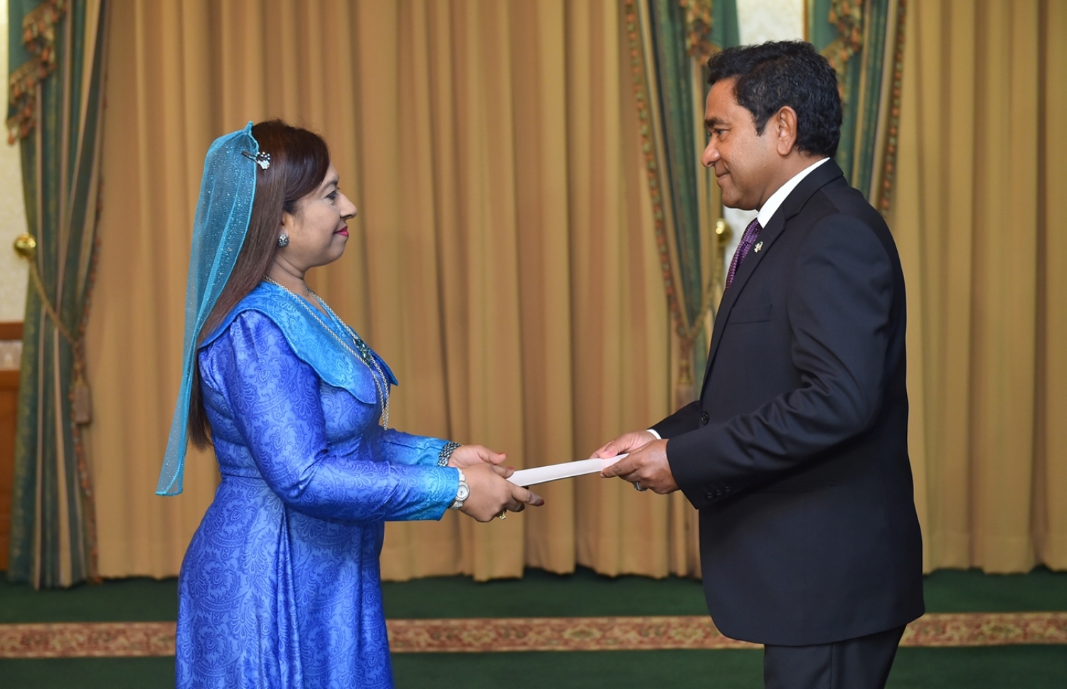 މާލެ: ޑިސެމްބަރު 19، 2016: ރާއްޖެ އިން ޖަރުމަނަށް އައްޔަން ކުރެއްވި ސަފީރު ޖަމީލާ އަލީއާ މަގާމުގެ ލިޔުން، ރައީސް ޔާމީން ހަވާލުކުރައްވަނީ.---ފޮޓޯ: ރައީސް އޮފީސް