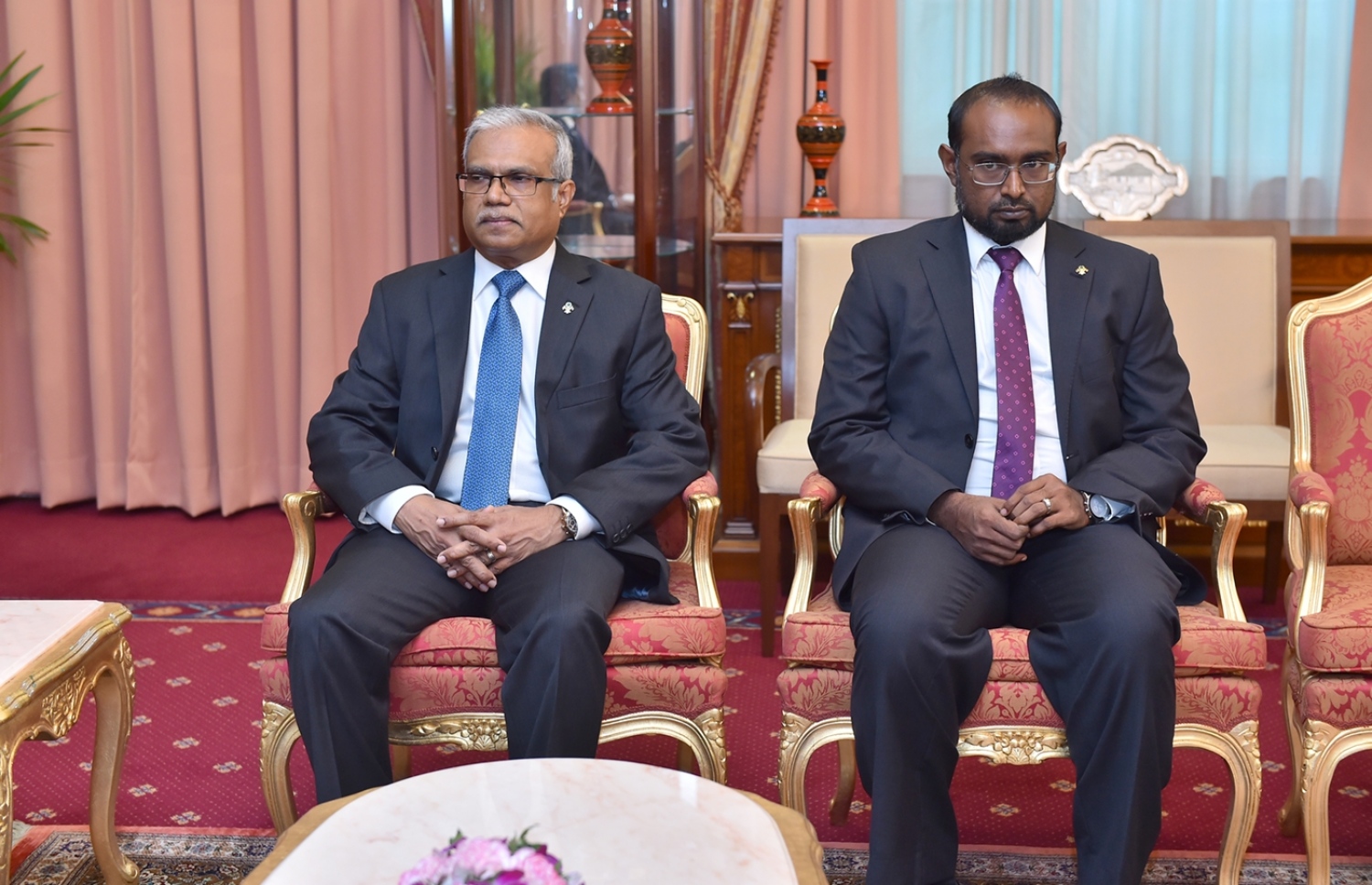 މާލެ: ޑިސެމްބަރު 19، 2016- ރާއްޖެ އިން ޖަޕާން، ޖަރުމަން އަދި ސިންގަޕޫރަށް ސަފީރުން އައްޔަން ކުރުމަށް ރައީސް އޮފީހުގައި ބޭއްވި ހަފްލާގައި ފޮރިން މިނިސްޓަރު މުހައްމަދު އާސިމް(ވ) އަދި ރައީސް އޮފީހުގެ ސްޓޭޓް މިނިސްޓަރު މުހައްމަދު މުޖުތާޒް ބައިވެރިވެވަޑައިގަންނަވަނީ.---ފޮޓޯ: ރައީސް އޮފީސް