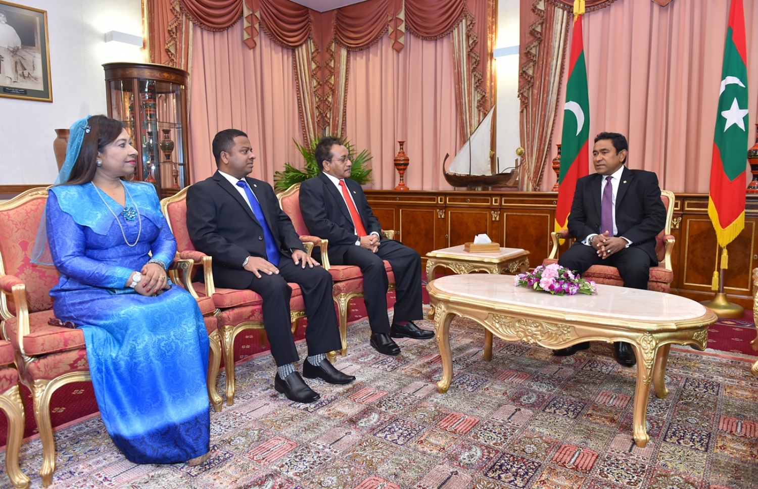 މާލެ: ޑިސެމްބަރު 19، 2016: ރާއްޖެ އިން ޖަޕާން، ޖަރުމަން އަދި ސިންގަޕޫރަށް އައްޔަން ކުރެއްވި ސަފީރުންނާ، ރައީސް ޔާމީން ބައްދަލު ކުރައްވަނީ.---ފޮޓޯ: ރައީސް އޮފީސް