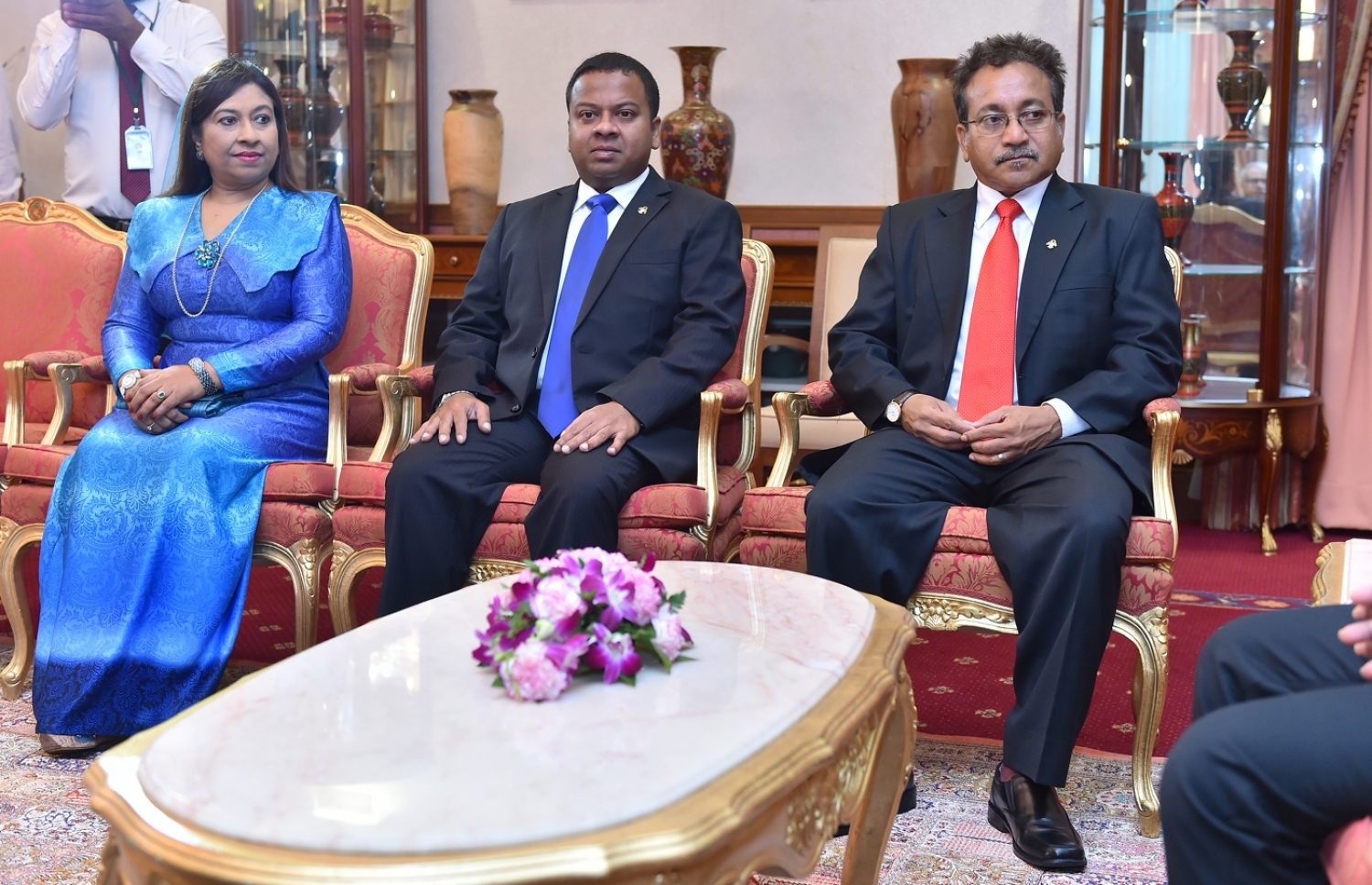 މާލެ: ޑިސެމްބަރު 19، 2016- ރާއްޖެ އިން ޖަޕާން، ޖަރުމަން އަދި ސިންގަޕޫރަށް އައްޔަން ކުރެއްވި ސަފީރުންނާ  ރައީސް ޔާމީން ބައްދަލު ކުރައްވަނީ.---ފޮޓޯ: ރައީސް އޮފީސް