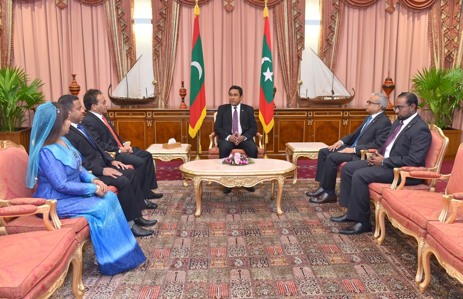 މާލެ: ޑިސެމްބަރު 19، 2016- ރާއްޖެ އިން ޖަޕާން، ޖަރުމަން އަދި ސިންގަޕޫރަށް އައްޔަން ކުރެއްވި ސަފީރުންނާ (ވ) ރައީސް ޔާމީން ބައްދަލު ކުރައްވަނީ.---ފޮޓޯ: ރައީސް އޮފީސް