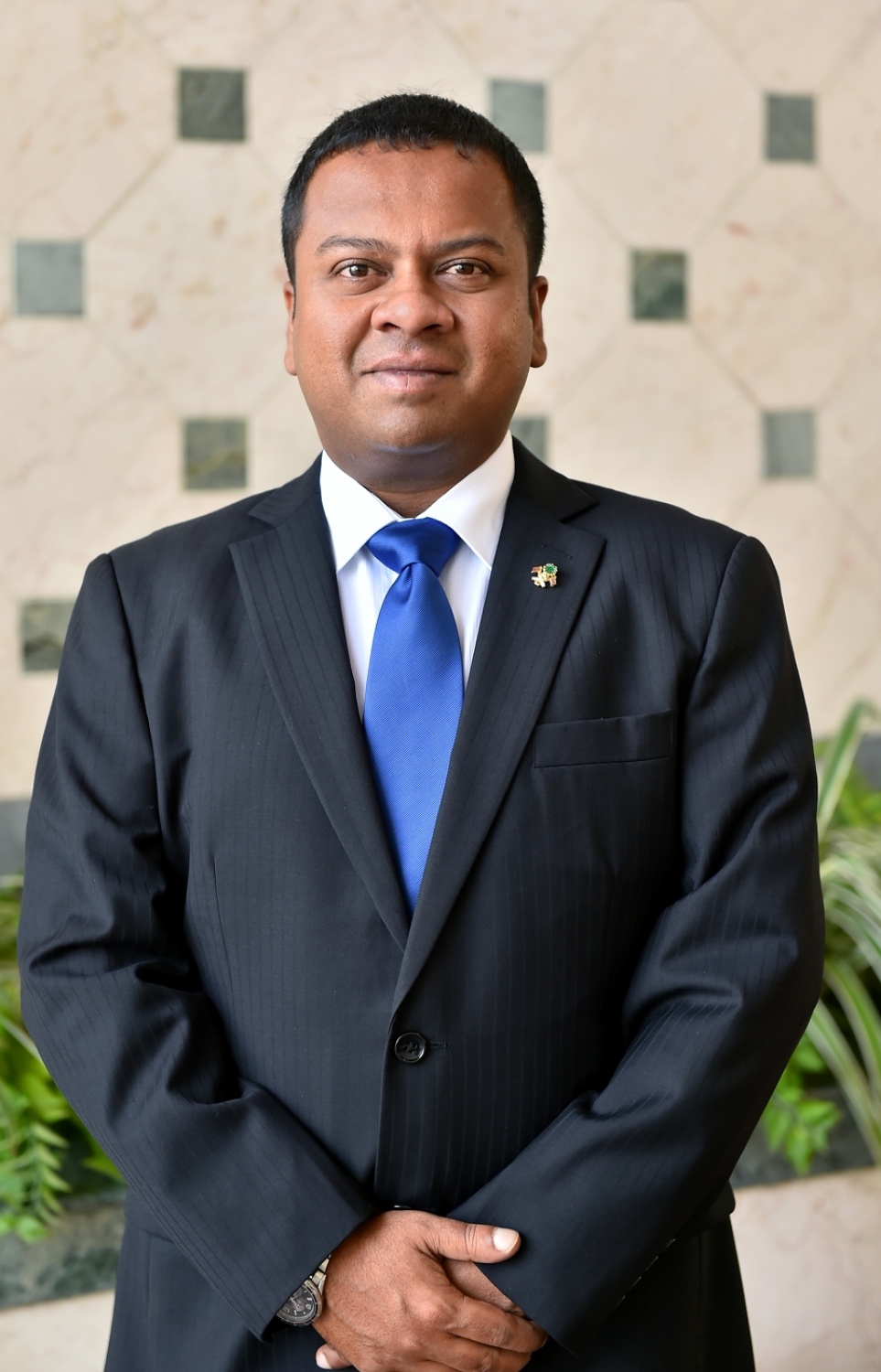 މާލެ: ޑިސެމްބަރު 19، 2016- ރާއްޖެ އިން ޖަޕާނަށް އައްޔަން ކުރެއްވި ސަފީރު މުހައްމަދު ހުސެއިން ޝަރީފް (މުންދު): މުންދު އަކީ ހާރިޖީ ދާއިރާއާ ގުޅުން ހުރި ކަންކަން ކުރީގެ ރައީސް މައުމޫން އަދި މިހާރުގެ ރައީސް ޔާމީންގެ ސަރުކާރުގައި ވެސް ކުރެއްވި، އެ ދާއިރާގެ ތަޖުރިބާކާރު ބޭފުޅެއް.---ފޮޓޯ: ރައީސް އޮފީސް