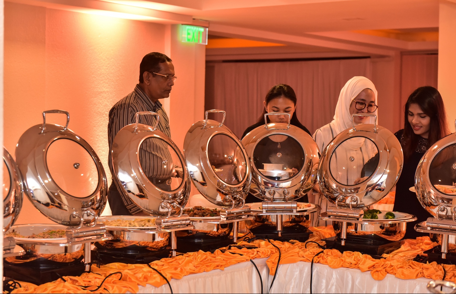 ޗަމްޕާ ސެންޓްރަލް ހޮޓަލްގެ ރޫފްޓޮޕް ރެސްޓޯރަންޓް ހުޅުވުމަށް މިރޭ ބޭއްވި ރޭގަނޑުގެ ކެއުމުގައި ބައެއް ފަރާތްތަކުން ބައިވެރިވަނީ.--ފޮޓޯ:ނިޝާން އަލީ/މިހާރު