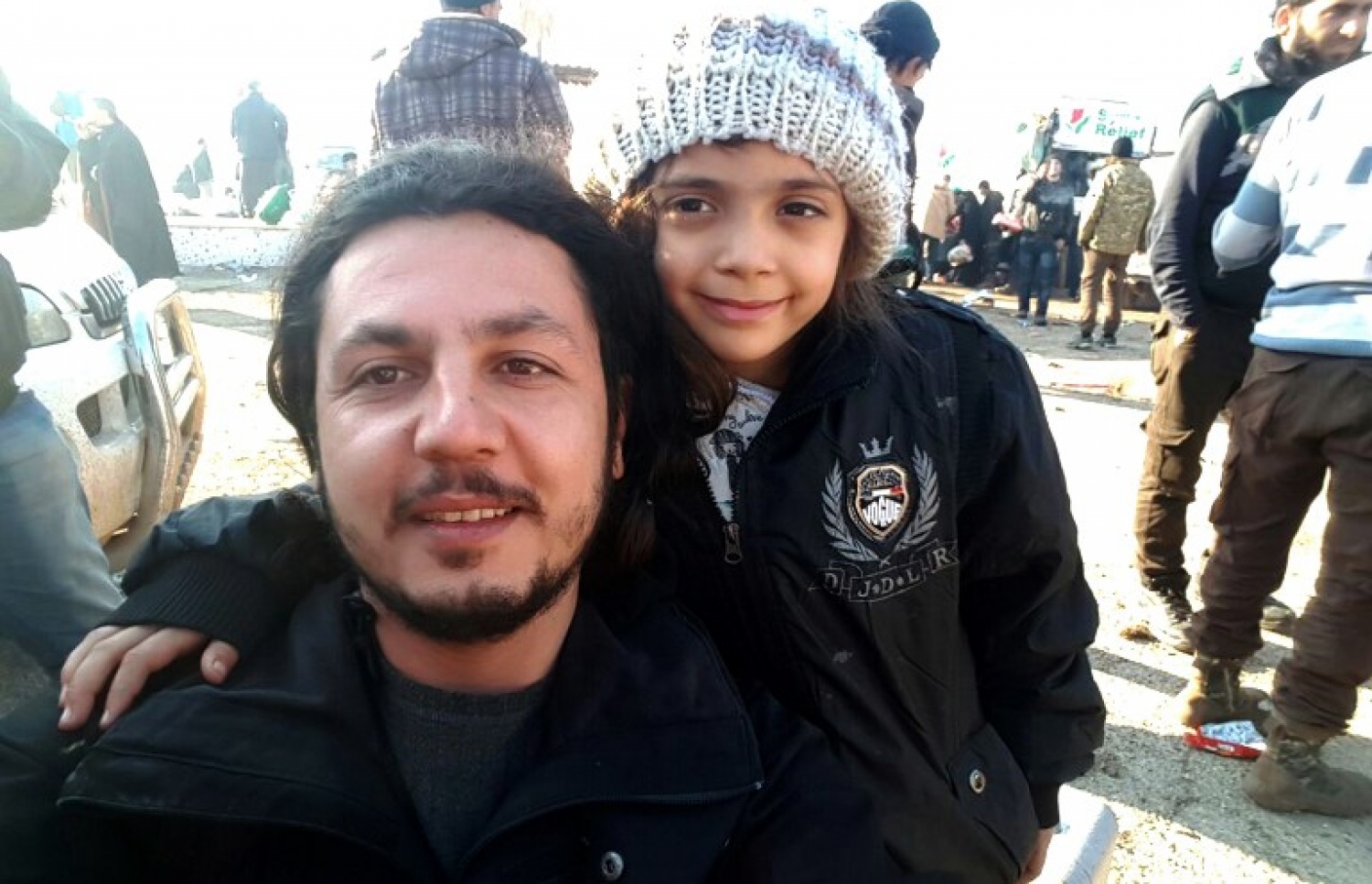 ހަލަބުން ޓްވީޓް ކުރާ ކުޑަ އަންހެން ކުއްޖާ ތުރުކީގެ އެންޖީއޯއެއްގެ މެންބަރަކާ އެކު ފޮޓޯއަކަށް ހުއްޓިގެން. --ފޮޓޯ:އޭއެފްޕީ