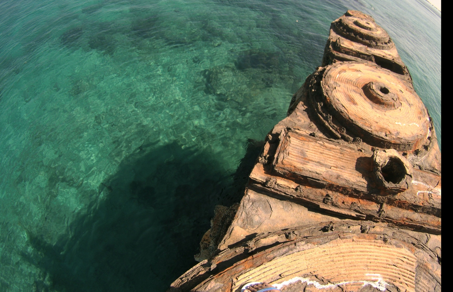 ހއ. އިންނަފިނޮޅު ފަރަށް މީގެ 99 އަހަރު ކުރިން އަރާފައިވާ ބޯޓެއްގެ އިންޖީނުން މިހާރު ފެންނަން ހުރި ބައި. -- ފޮޓޯ: ނިއުމަތުﷲ އިދުރީސް/މިހާރު