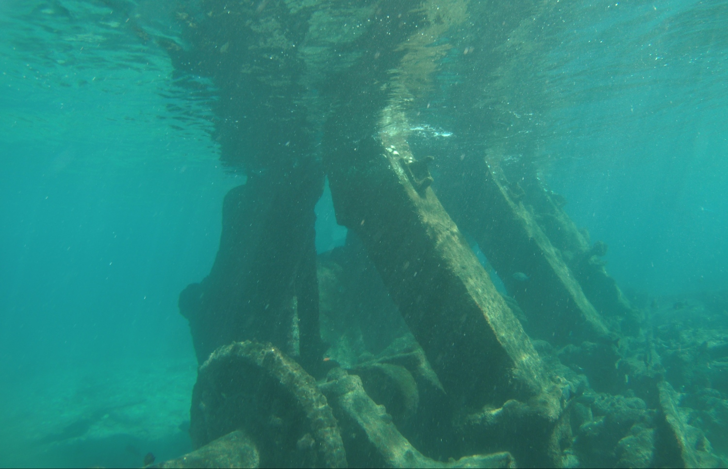 ހއ. އިންނަފިނޮޅު ފަރަށް މީގެ 99 އަހަރު ކުރިން އަރާފައިވާ ބޯޓެއްގެ އިންޖީނުގެ ބައެއް. -- ފޮޓޯ: ނިއުމަތުﷲ އިދުރީސް/މިހާރު