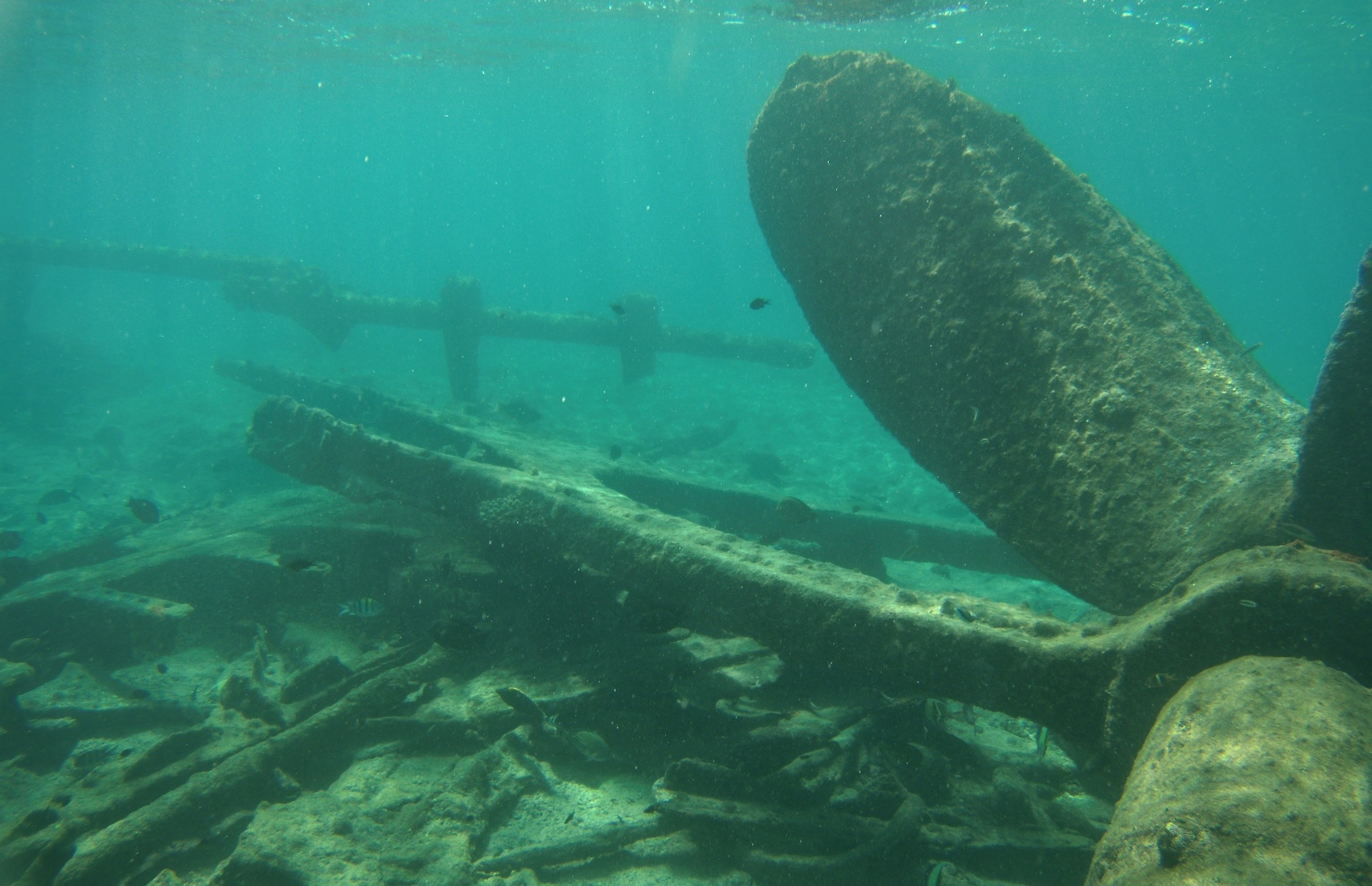 ހއ. އިންނަފިނޮޅު ފަރަށް އެރި ބޯޓުގެ ބައިތައް ފަރުމަތީގައި. -- ފޮޓޯ: ނިއުމަތުﷲ އިދުރީސް/މިހާރު