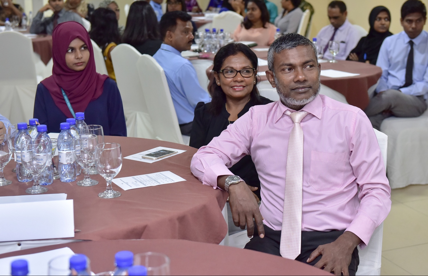 ޗަމްޕާ ސެންޓްރަލް ހޮޓެލްގައި ބޭއްވި ރަސްމިއްޔާތުގައި ސަރުކާރުގެ ބައެއް އިދާރާތަކުގެ މުވައްޒަފުން. - ފޮޓޯ: ނިޝާން އަލީ/ މިހާރު