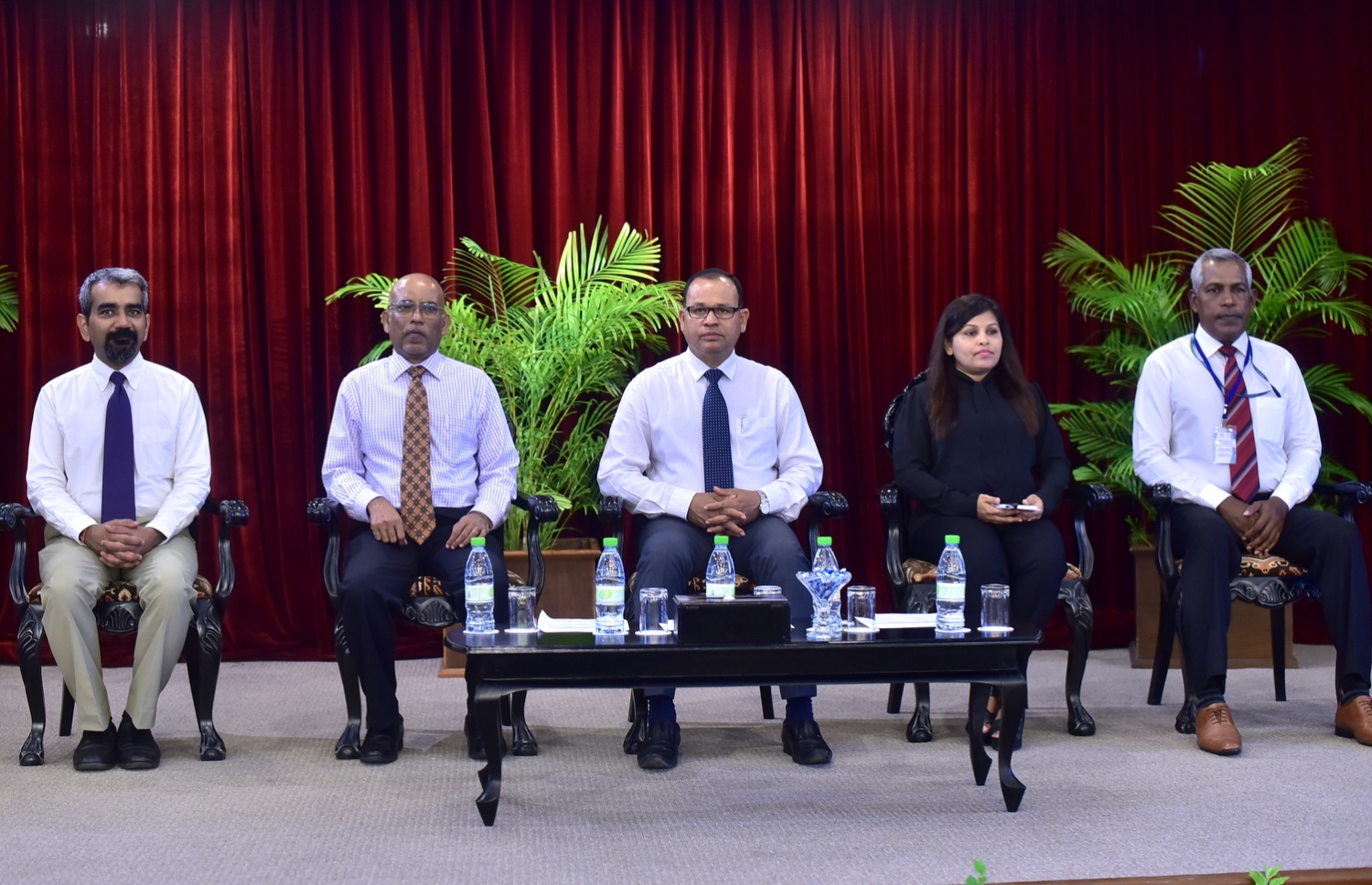 ޑިޒާސްޓާ މެނޭޖްމަންޓް ސެންޓަރުން ބަނޑޮސް ރިސޯޓުގައި މިއަދު ފެށި ބައްދަލުވުމުގައި ޑިފެންސް މިނިސްޓްރީގެ އިސް ބޭފުޅުން ބައިވެރިވެވަޑައިގަންނަވަނީ.-- ފޮޓޯ: ހުސެއިން ޝަޔާހު/ މިހާރު