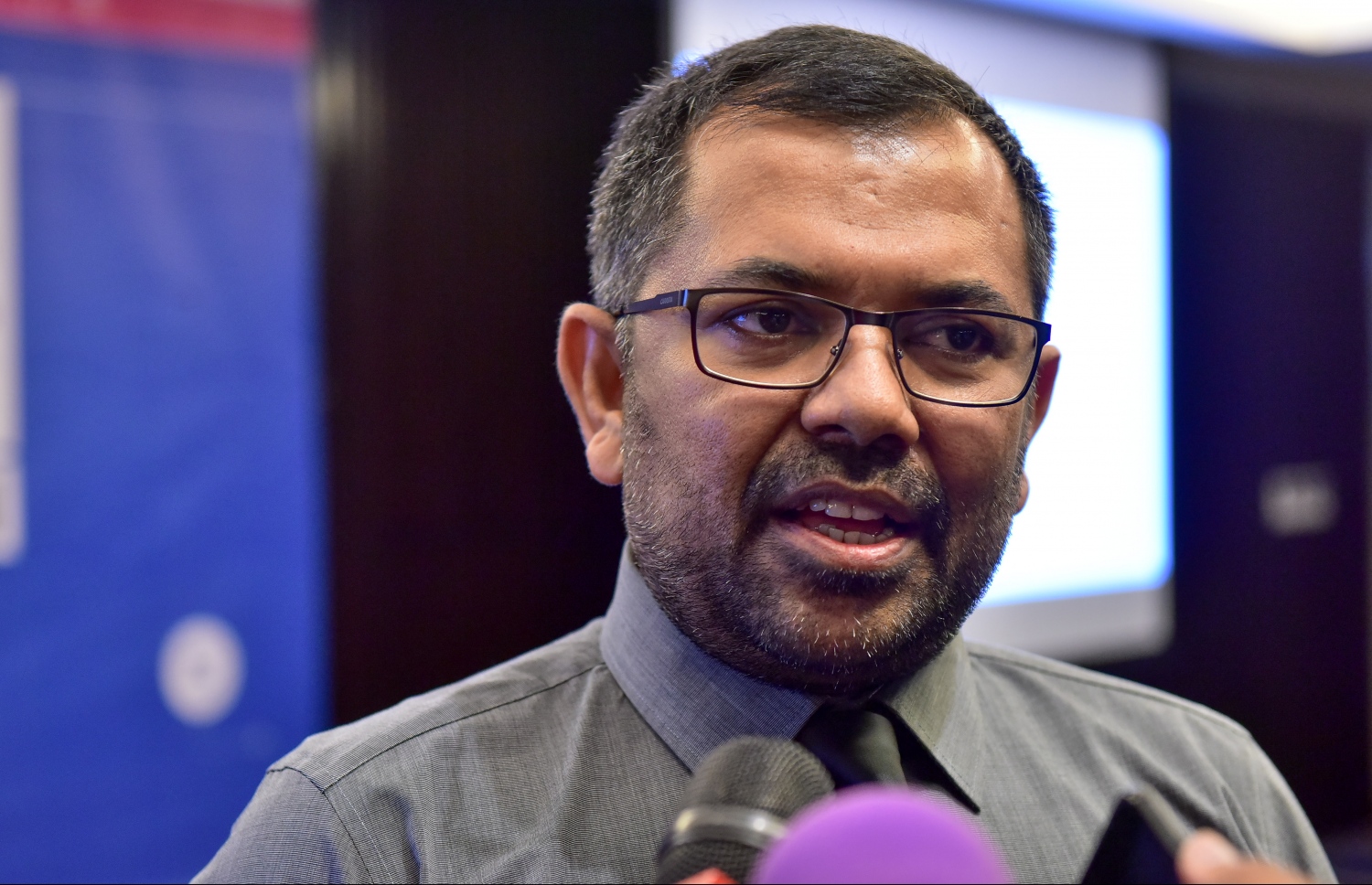 މިނިސްޓަރު ޒަމީރު ދާދި ފަހުން ބޭއްވި ނޫސްވެރިންގެ ބައްދަލުވުމެއްގައި ވާހަކަދައްކަވަނީ: ފޭދޫފިނޮޅު ވިއްކާލުމަކީ ސަރުކާރަށް ކާމިޔާބީއެއްތަ؟ -- ފޮޓޯ: ނިޝާން އަލީ/ މިހާރު