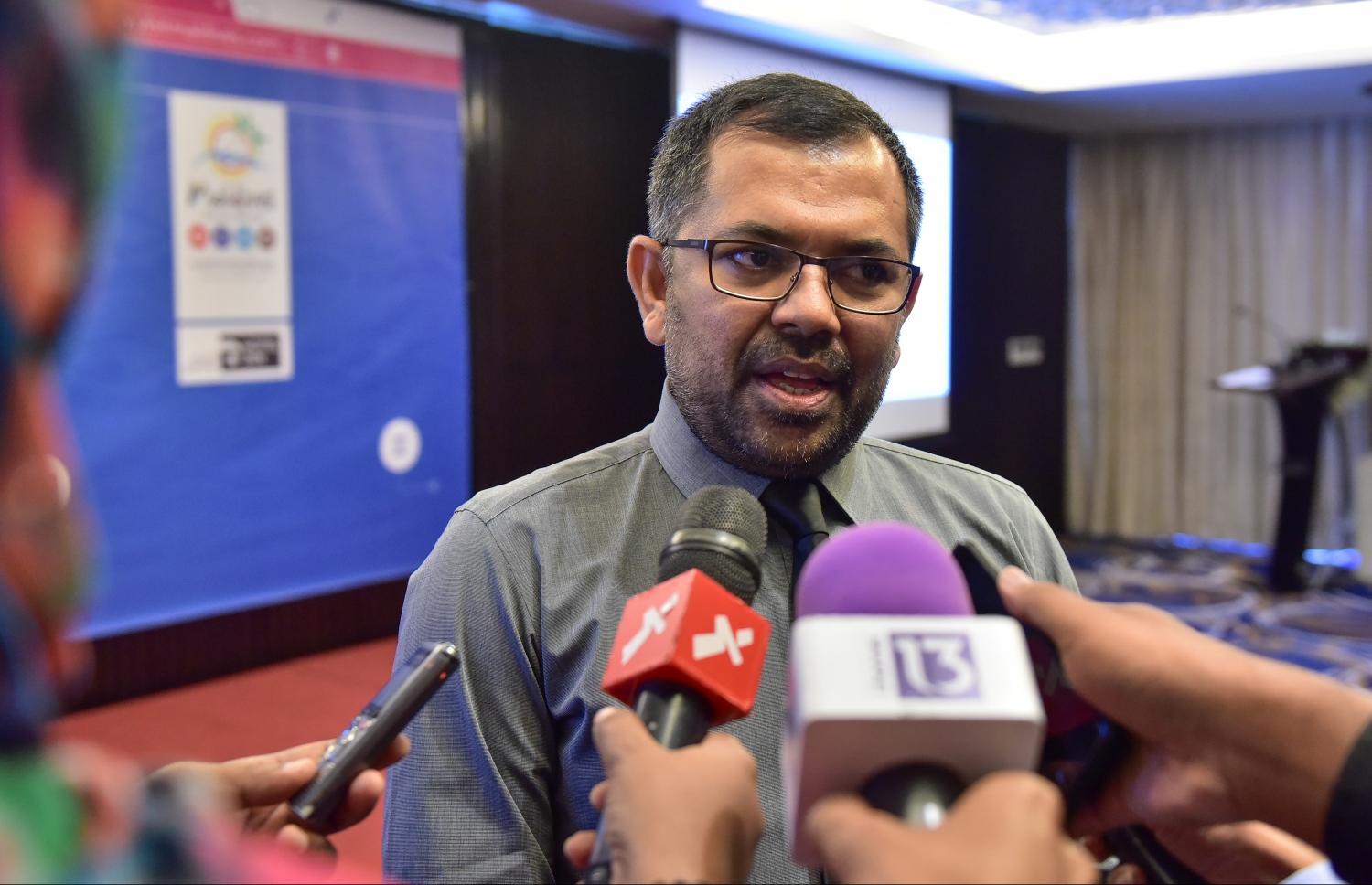 މިނިސްޓަރު ޒަމީރު މިއަދު ނޫސްވެރިންނާ ވާހަކަ ދައްކަވަނީ.-- ފޮޓޯ: ނިޝާން އަލީ/ މިހާރު