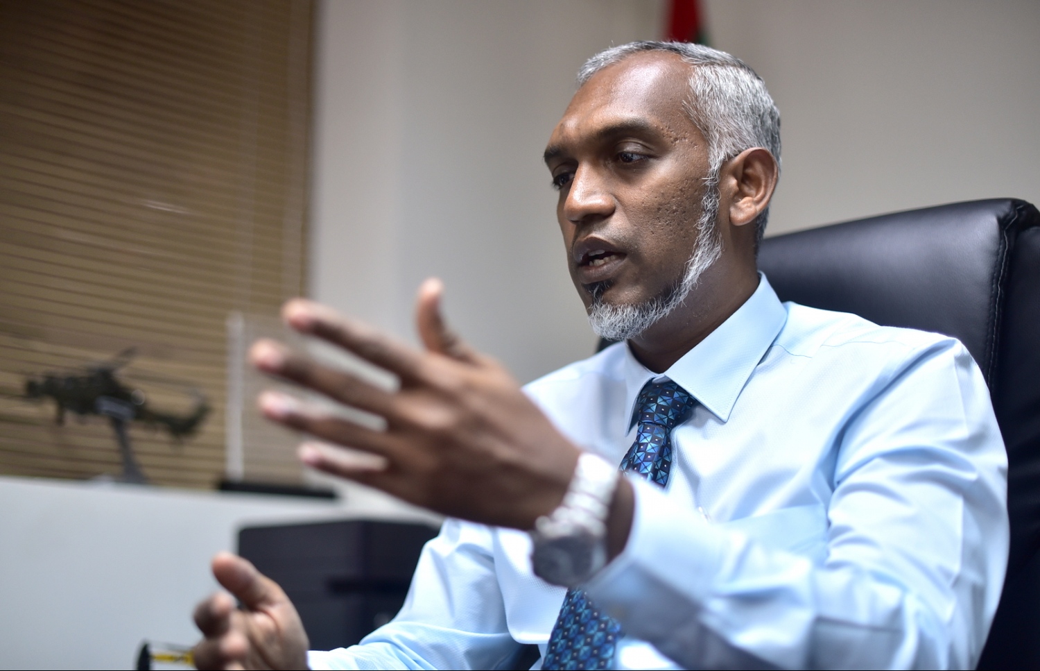 މިނިސްޓަރު މުއިއްޒު "މިހާރު"އާ ވާހަކަ ދައްކަވަނީ.---ފޮޓޯ: ހުސެއިން ޝަޔާހް/ މިހާރު