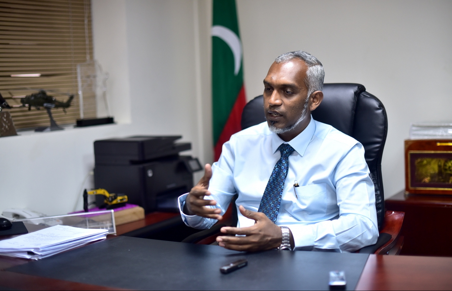 މިނިސްޓަރު މުއިއްޒު "މިހާރު"އާ ވާހަކަ ދައްކަވަނީ: މެކޭނިކަލް ޕާކިން ސިސްޓަމްތަކާއި ޕާކިން ބިލްޑިންތައް އެޅުމުން ވެހިކަލްތަކުގެ ތޮއްޖެހުމަށް ހައްލުތަކެއް ލިބޭނެ ކަމަށް މިނިސްޓަރު ވިދާޅުވި. --ފޮޓޯ: ހުސެއިން ޝަޔާހް/ މިހާރު