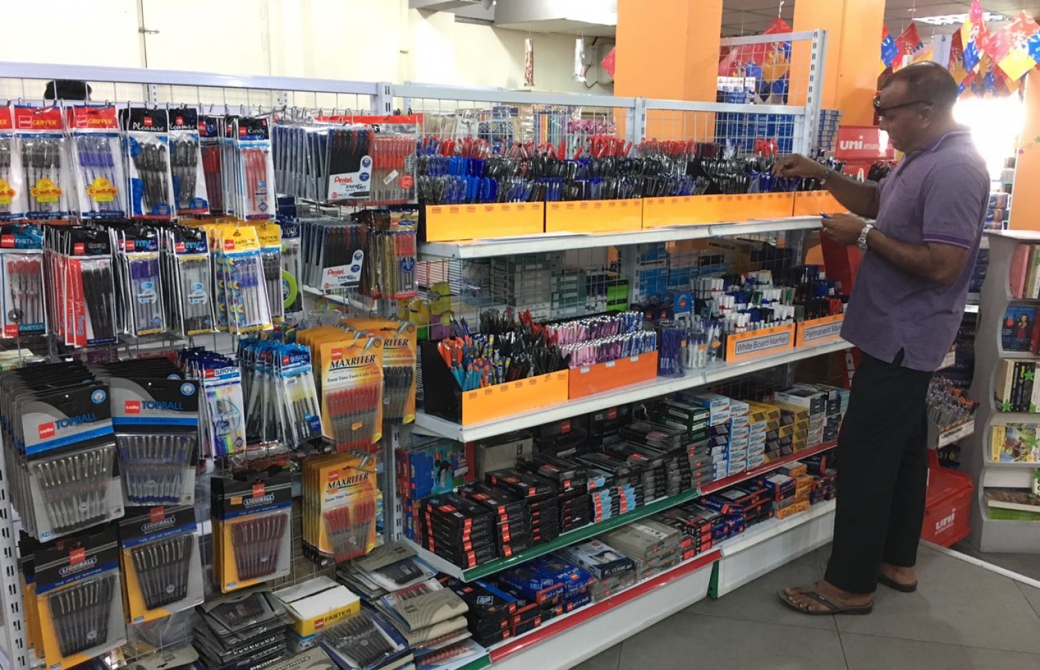 ނޮވެލްޓީ ބުކްޝޮޕުން މީހަކު ވިޔަފާރި ކުރަނީ: ނޮވެލްޓީން ފޮތް ލިސްޓަށް ދޫކުރާ ހުރިހާ އެއްޗަކީ ވެސް އެންމެ ފެންވަރު ރަނގަޅު ތަކެތި.-- ފޮޓޯ: ހުސެން ޝަޔާހު/ މިހާރު