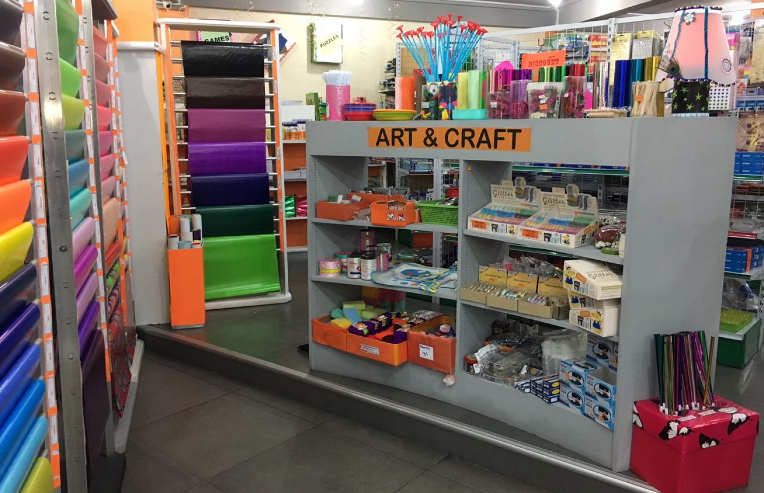 ނޮވެލްޓީ ބުކްޝޮޕް: ނޮވެލްޓީން ފޮތް ލިސްޓަށް ދޫކުރާ ހުރިހާ އެއްޗަކީ ވެސް އެންމެ ފެންވަރު ރަނގަޅު ތަކެތި.-- ފޮޓޯ: ހުސެން ޝަޔާހު/ މިހާރު