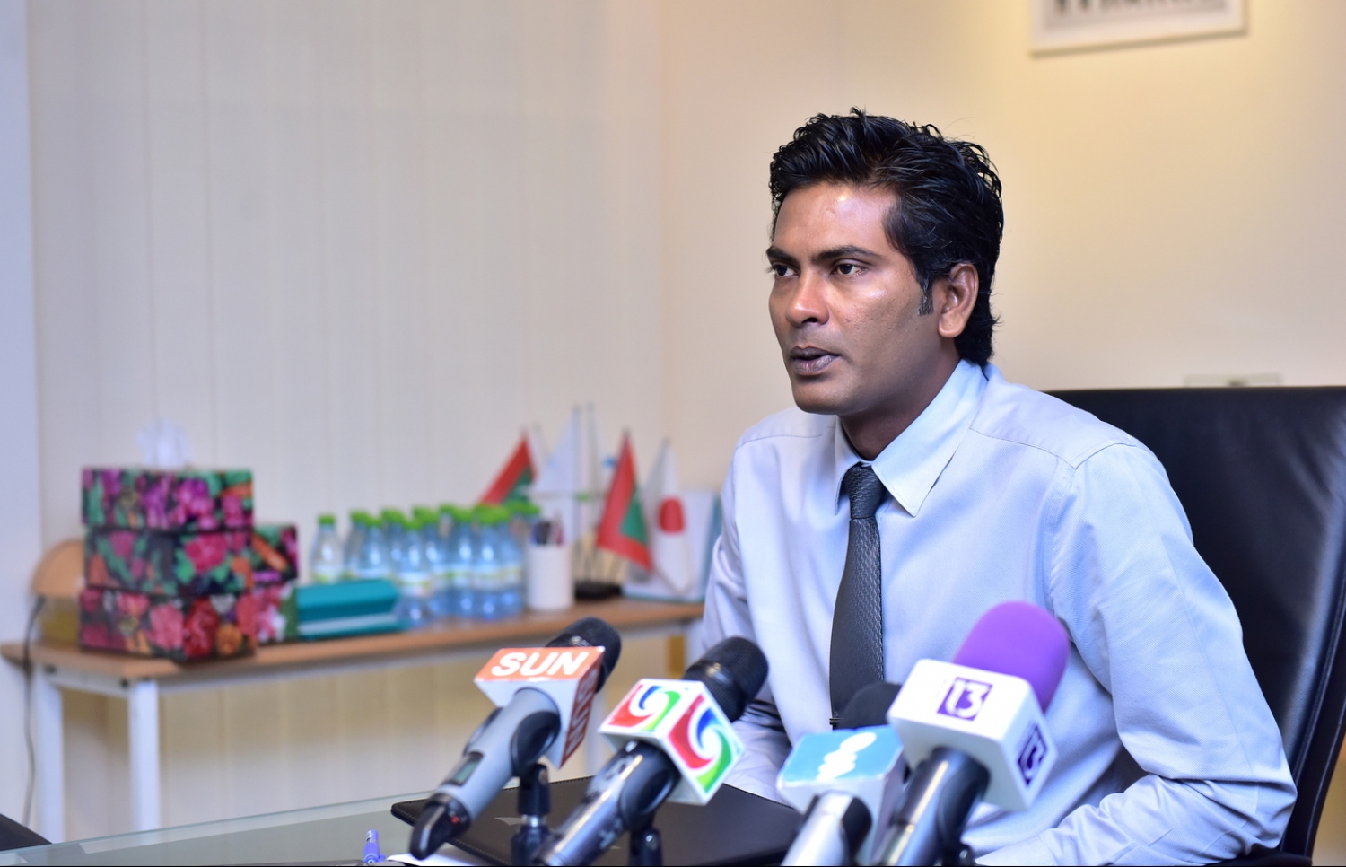 ފެން ކުންފުނީގެ މެނޭޖިން ޑިރެކްޓަރު ފަޒުލް، ފެން އުފައްދާ ކާރުހާނާ ހަދަން 15 މިލިއަން ރުފިޔާ ހަރަދުވާނެ ކަމަށް އޭނާ ވިދާޅުވި. - ފޮޓޯ: ހުސެއިން ޝަޔާހު/ މިހާރު