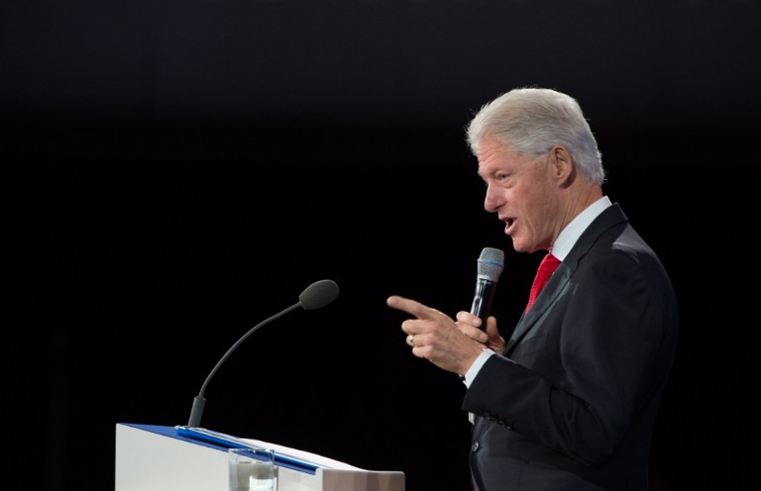 ނިއު ޔޯކުގައި އޮތް ބައްދަލުވުމެއްގައި ކްލިންޓަން ވާހަކަ ދައްކަވަނީ. --ފޮޓޯ:އޭއެފްޕީ