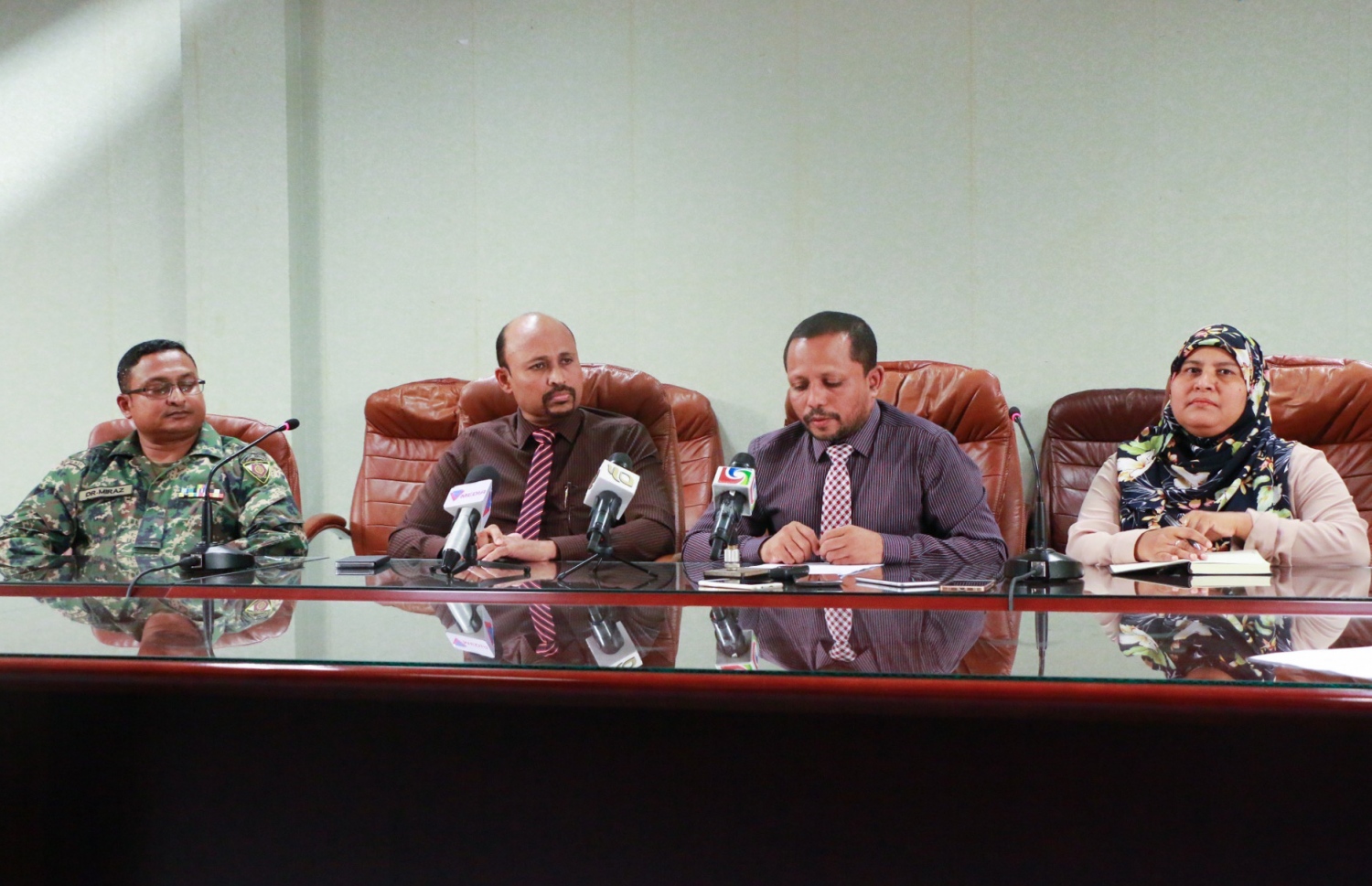 އިސްލާމިކް މިނިސްޓްރީގައި މިއަދު ބޭއްވި ނޫސްވެރިންގެ ބައްދަލުވުމުގައި މުސްތަފާ (ކ-2) ވާހަކަ ދައްކަވަނީ.--- ފޮޓޯ: މުހައްމަދު ޝަރުހާން/ މިހާރު