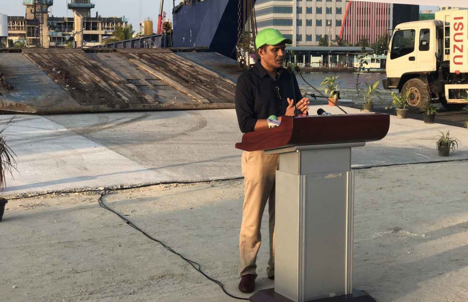 މާލޭގެ ކުނި މެނޭޖުކުރުން އިންޑަސްޓްރިއަލް ވިލެޖަށް ބަދަލުކުރަން މިއަދު ބޭއްވި ރަސްމިއްޔާތުގައި މެމްބަރު ނިހާން ވާހަކަ ދައްކަވަނީ.-- ފޮޓޯ: މުހައްމަދު ޝަރުހާން/ މިހާރު