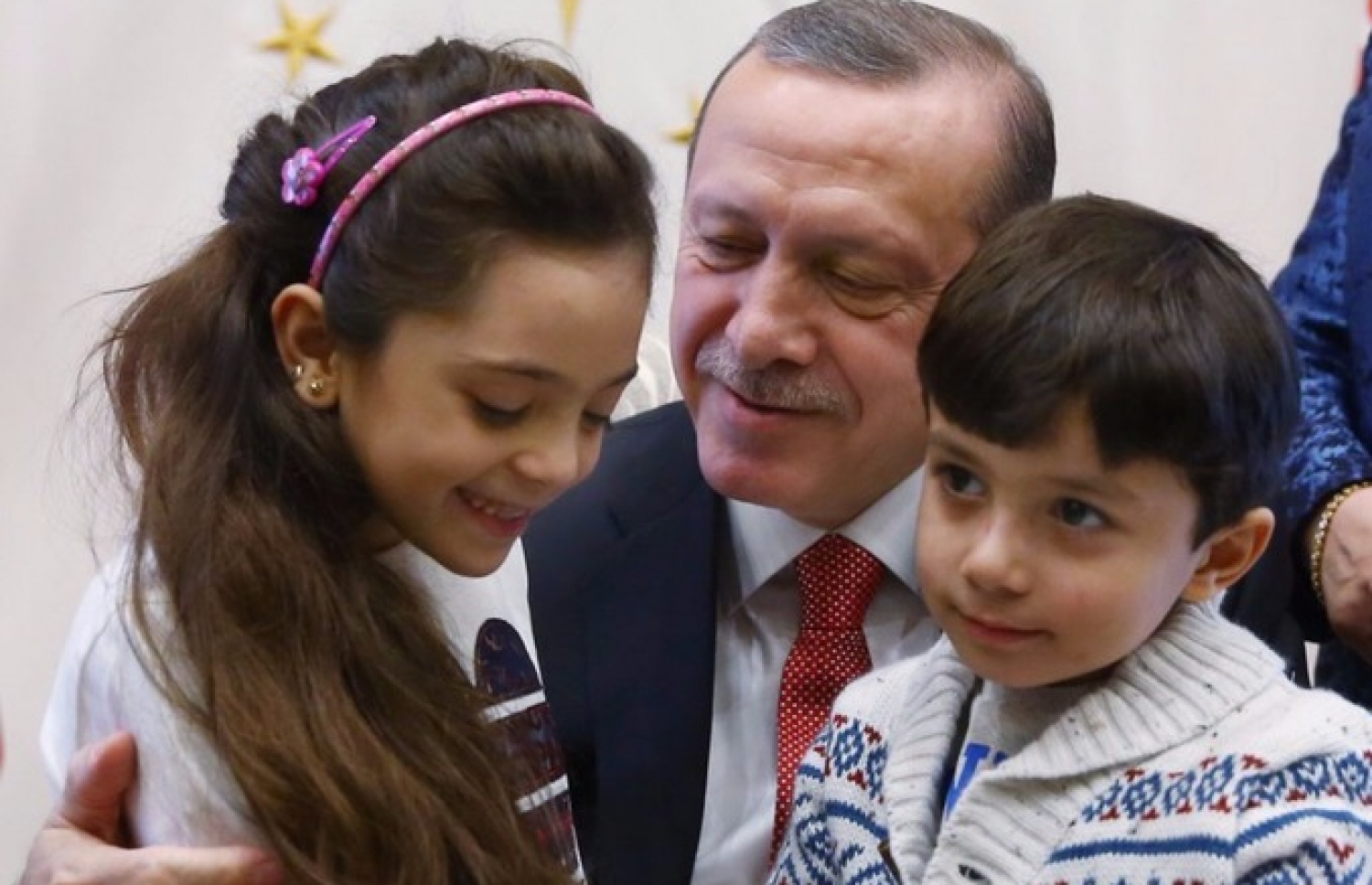 ބަނާ (ވ) އާއި އޭނާގެ ކޮއްކޮ ރައީސް އުރުދުޣާން އުރާލައިގެން.