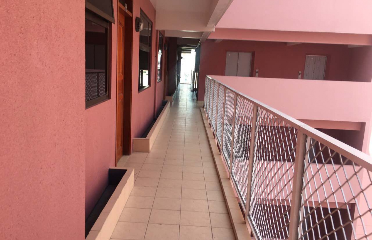 ގާކޮށީގައި ހަދާފައިވާ ފްލެޓް އިމާރާތުގެ އެތެރޭގެ ކޮރިޑޯއެއް: މި ތަނުން ފްލެޓް ލިބުނު ބައެއް މީހުންނަށް ފައިސާ ނުދެއްކި މާޔޫސްކަމާ ވަނީ ކުރިމަތިލާން ޖެހިފައި.