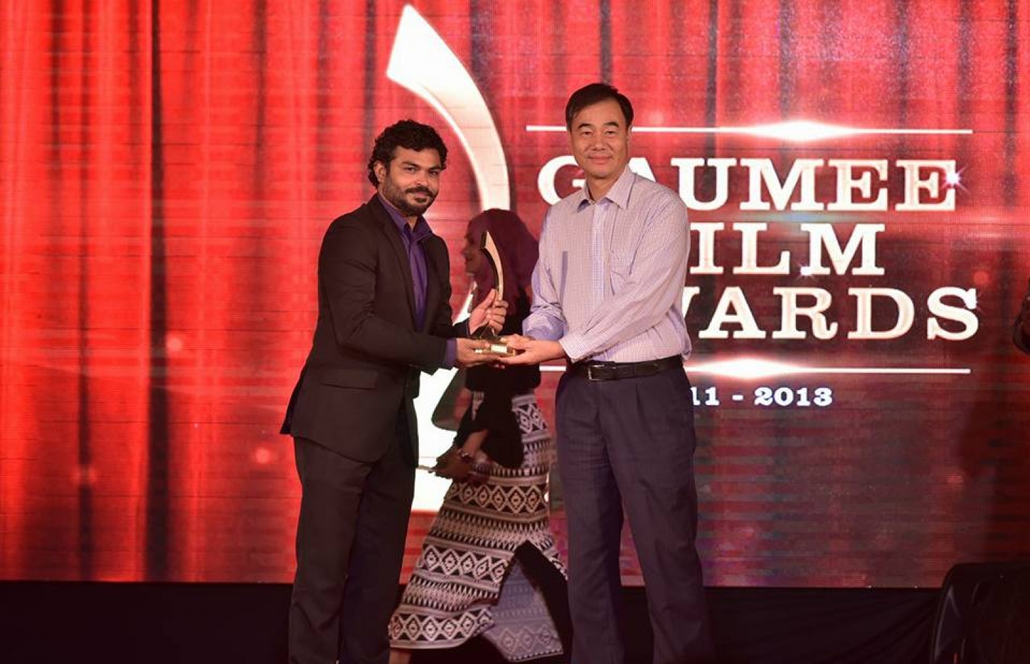 އެންމެ މޮޅު ސަޕޯޓިން އެކްޓަރަކަށް ހޮވުނު ރަވީ (ވ) އެވޯޑާ ހަވާލު ވަނީ---މިހާރު ފޮޓޯ: ނިޝާން އަލީ