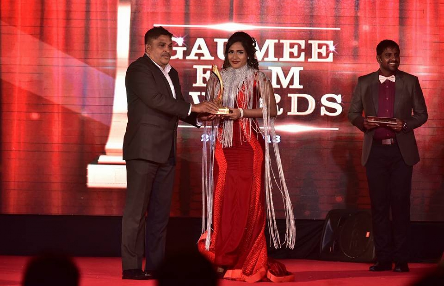 އެންމެ މޮޅު ބަތަލާއަކަށް ހޮވުނު އަޒޫ (ވ) އެވޯޑާ ހަވާލު ވަނީ---މިހާރު ފޮޓޯ: ނިޝާން އަލީ